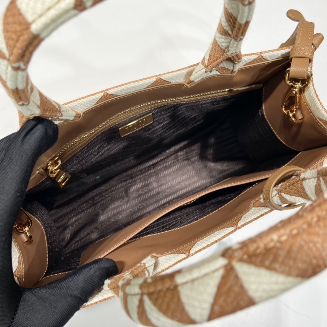 Pra*a small tote in saffiano leather 1ba354-28*22*9cm