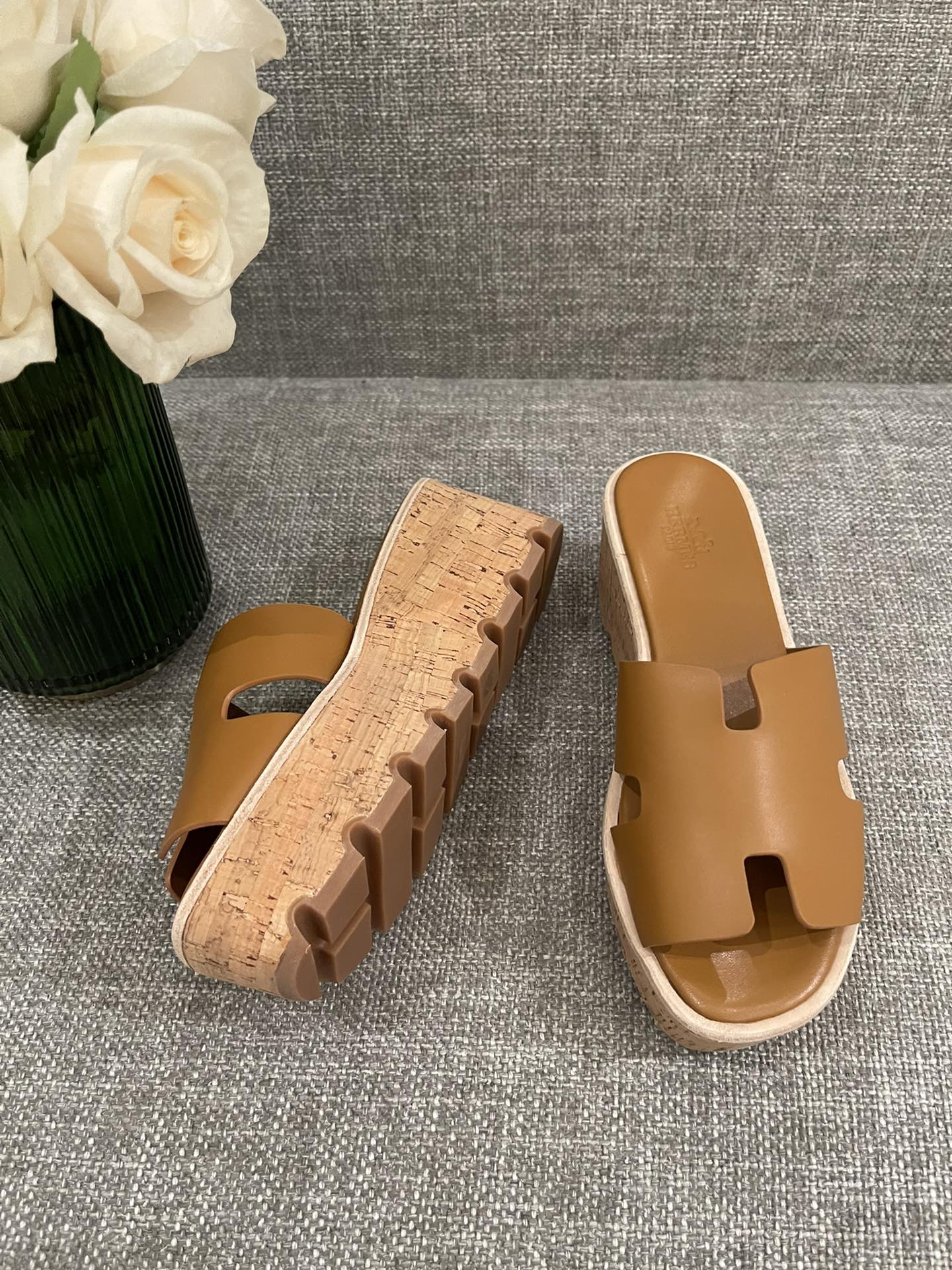 H**mes slippers