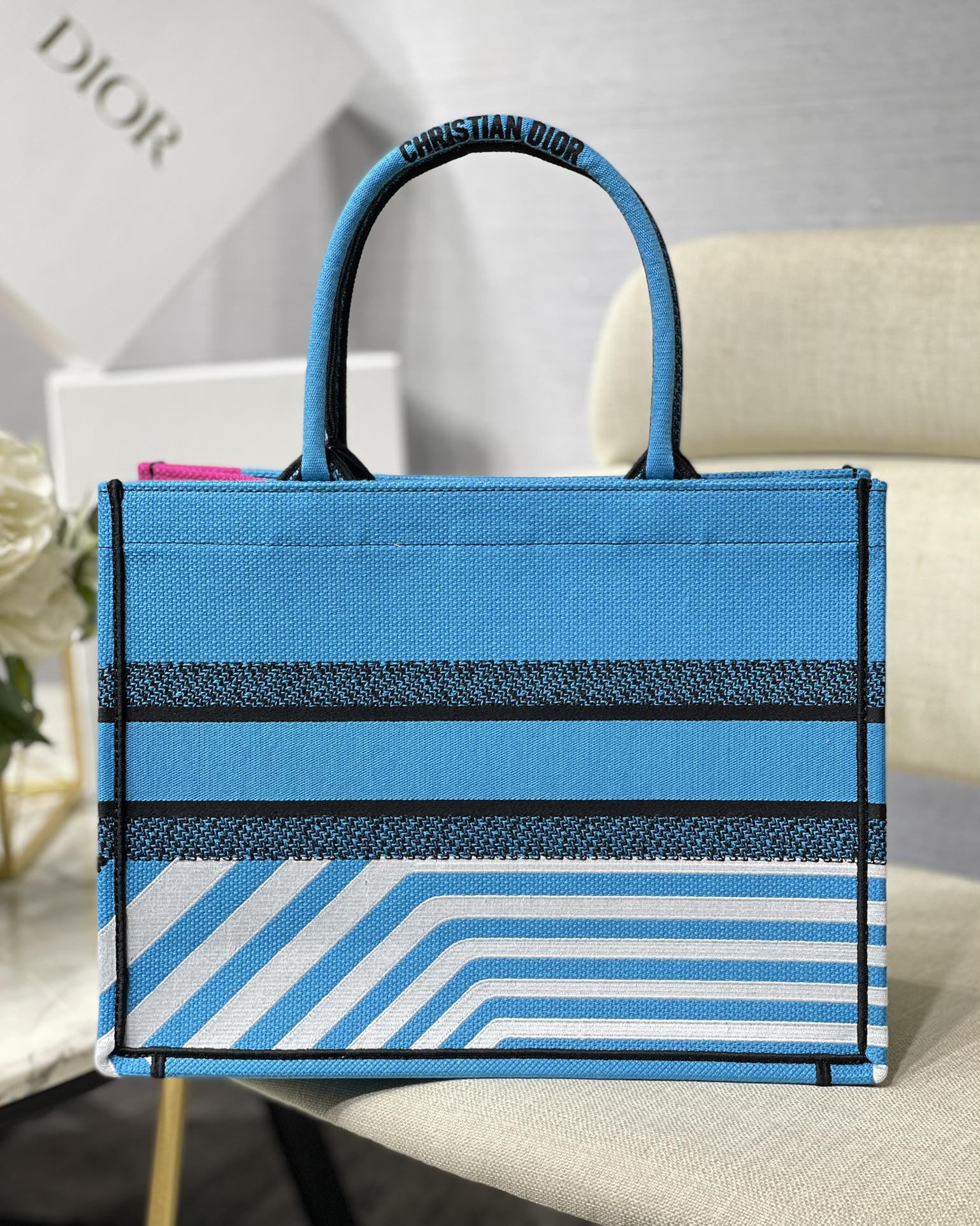 D*or small book tote-36.5cm