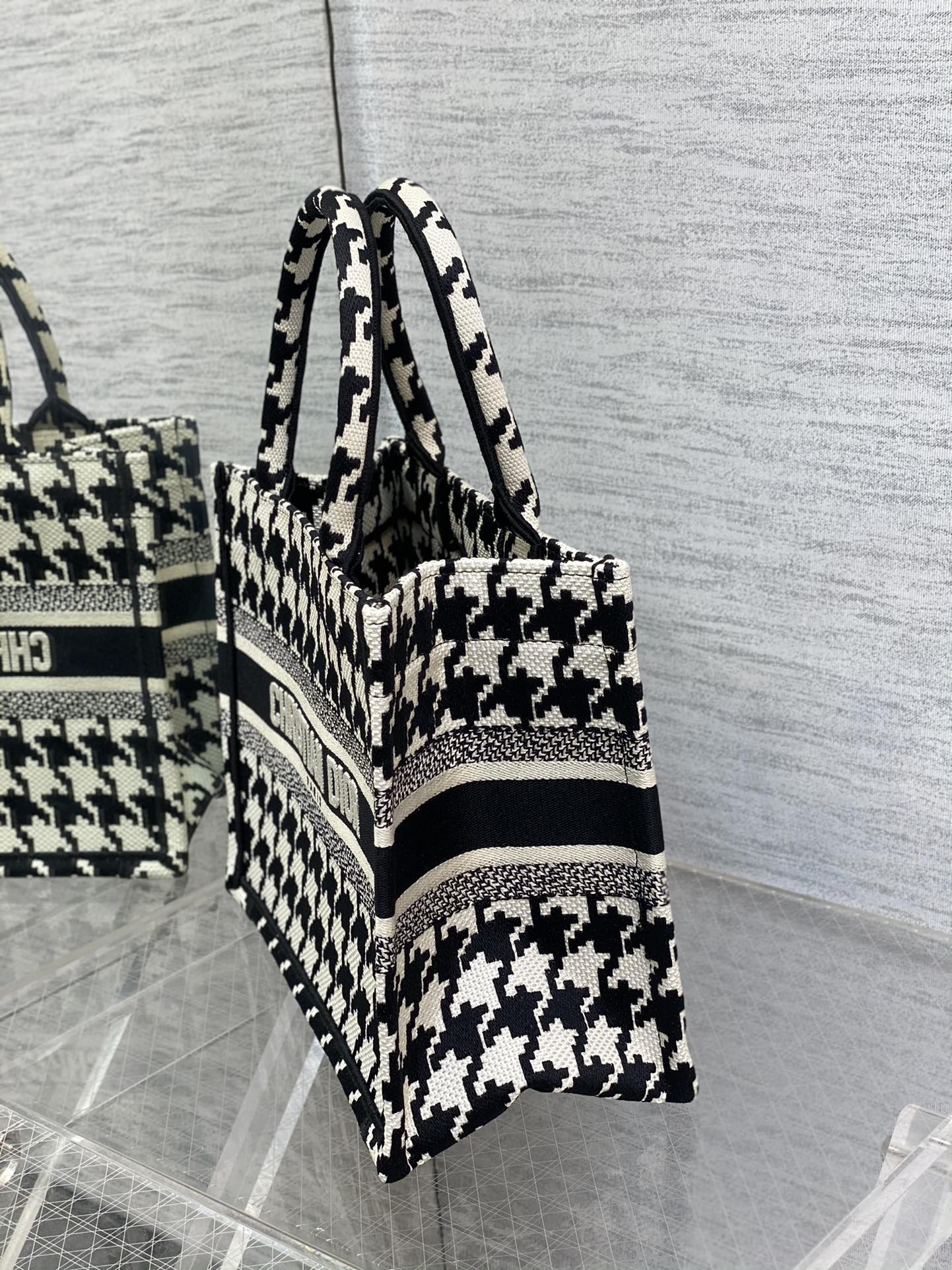D*or small book tote-26*8*22cm