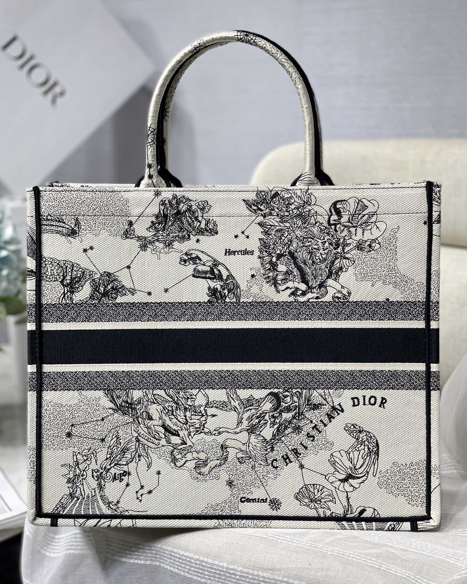 D*or small book tote