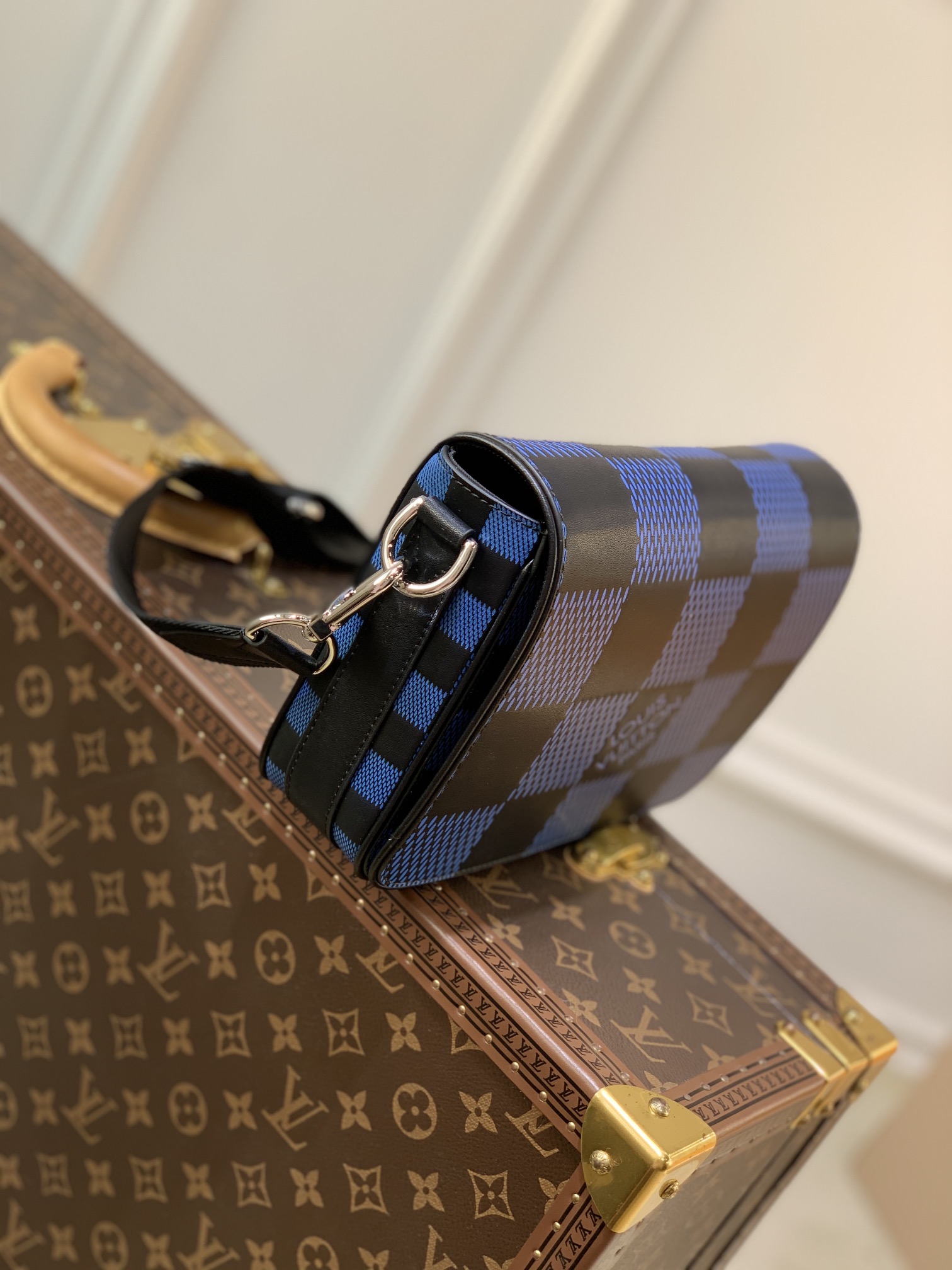 l0*is V*t0n studio messenger bag-23.5* 14*5 cm