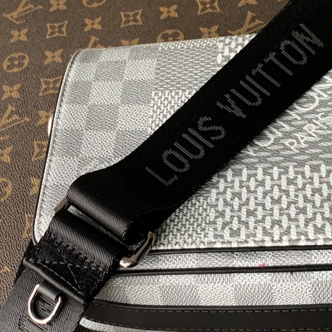 l0*is V*t0n studio messenger bag-23.5* 14*5 cm