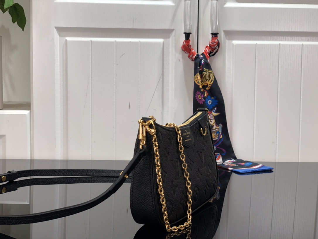 l0*is V*t0n easy pouch on strap-19x11.5x3cm