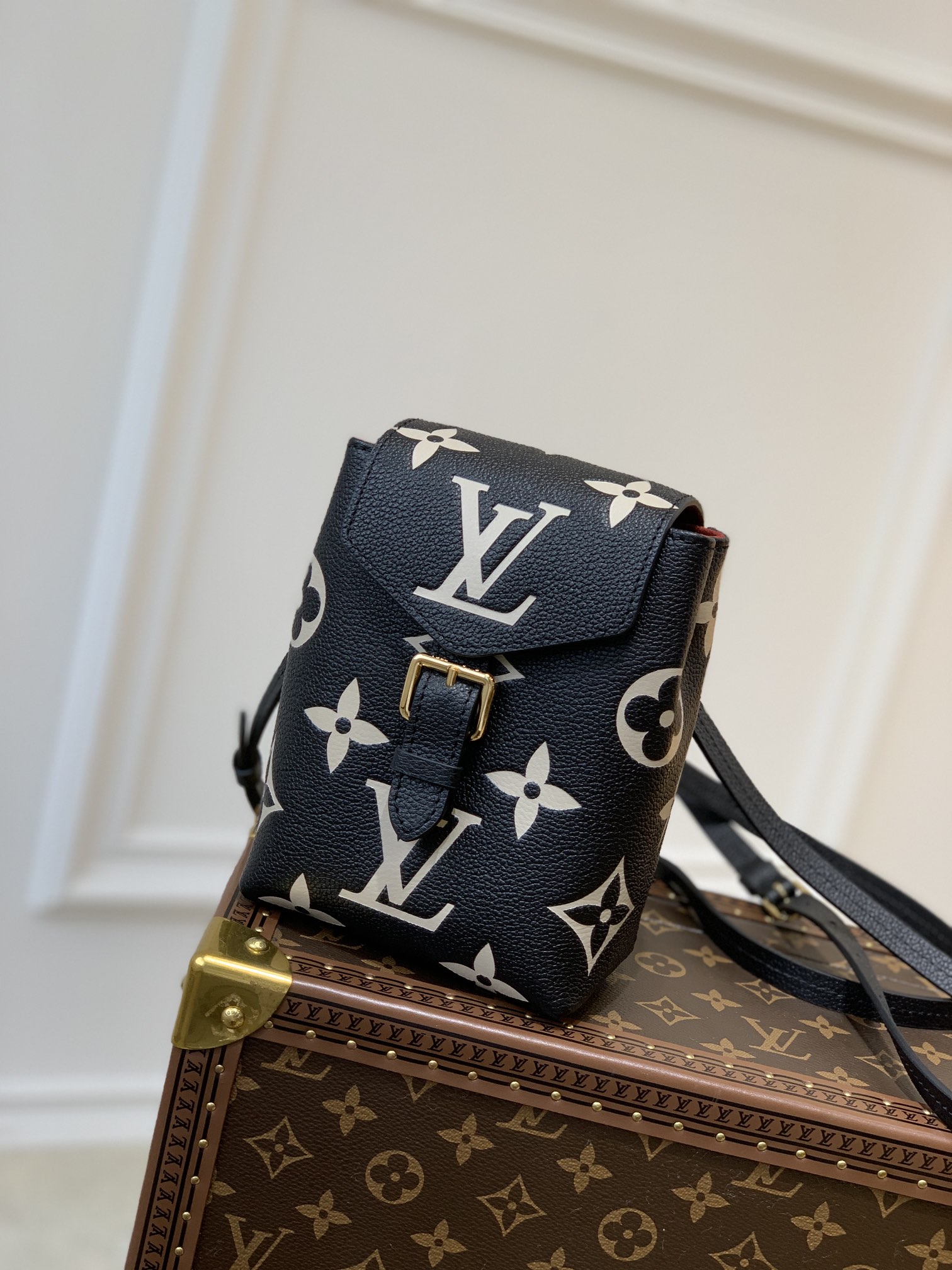 l0*is V*t0n by the pool backpack m80738-13*19*8cm