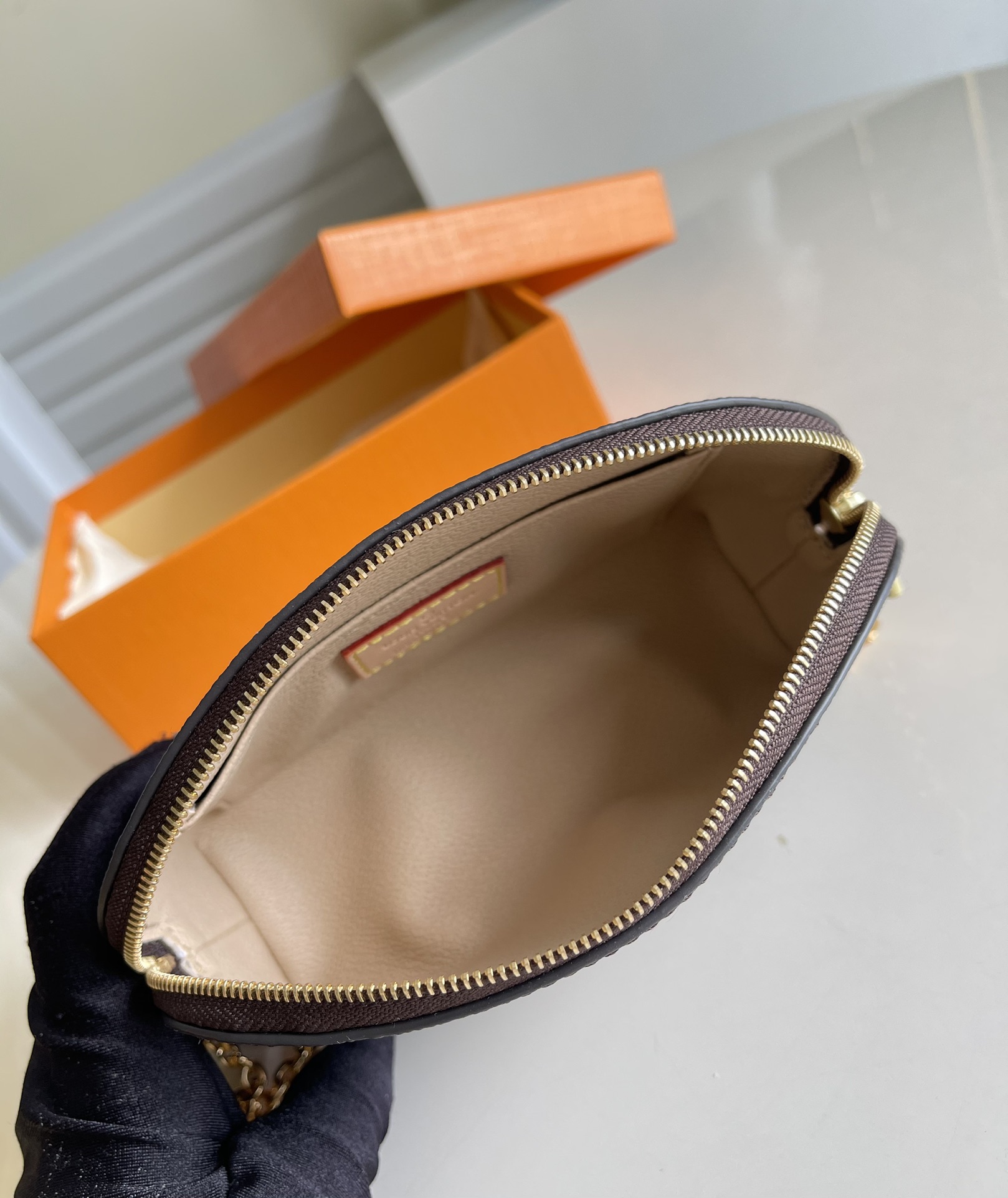 l0*is V*t0n cosmetic bag-17*12*6cm