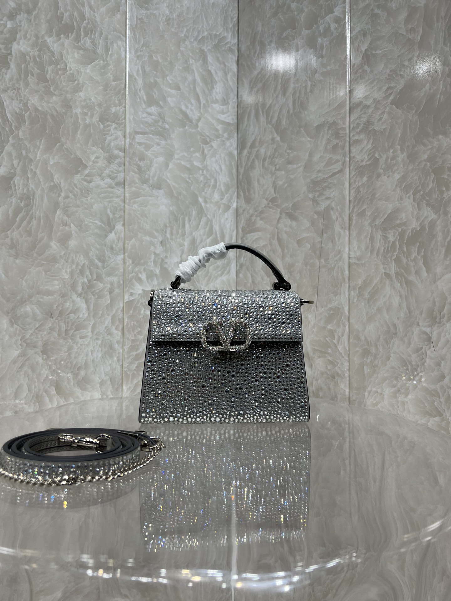 Va1e*ntin0 vlogo signature chain bag-19*13*9cm