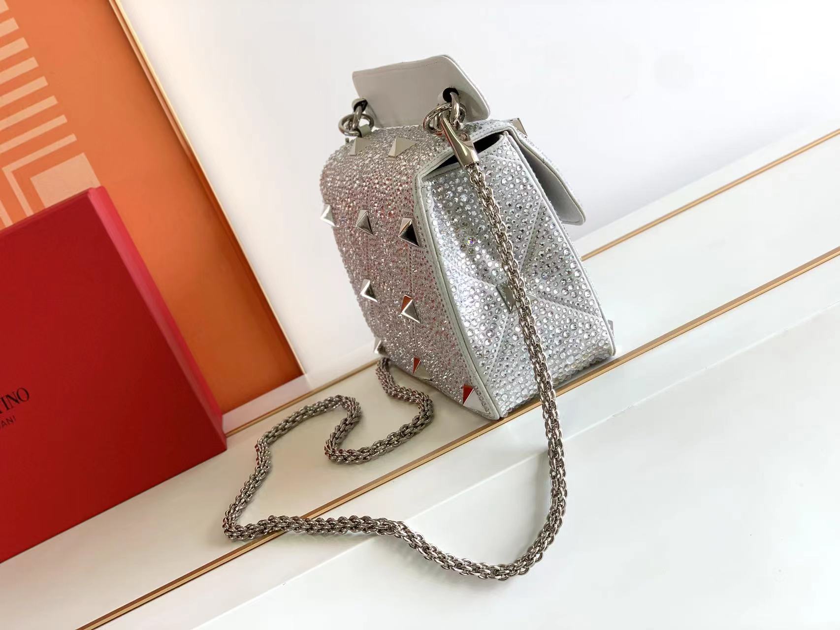 Va1e*ntin0 roman stud the soulder bag in nappa with chain-26x16x8cm