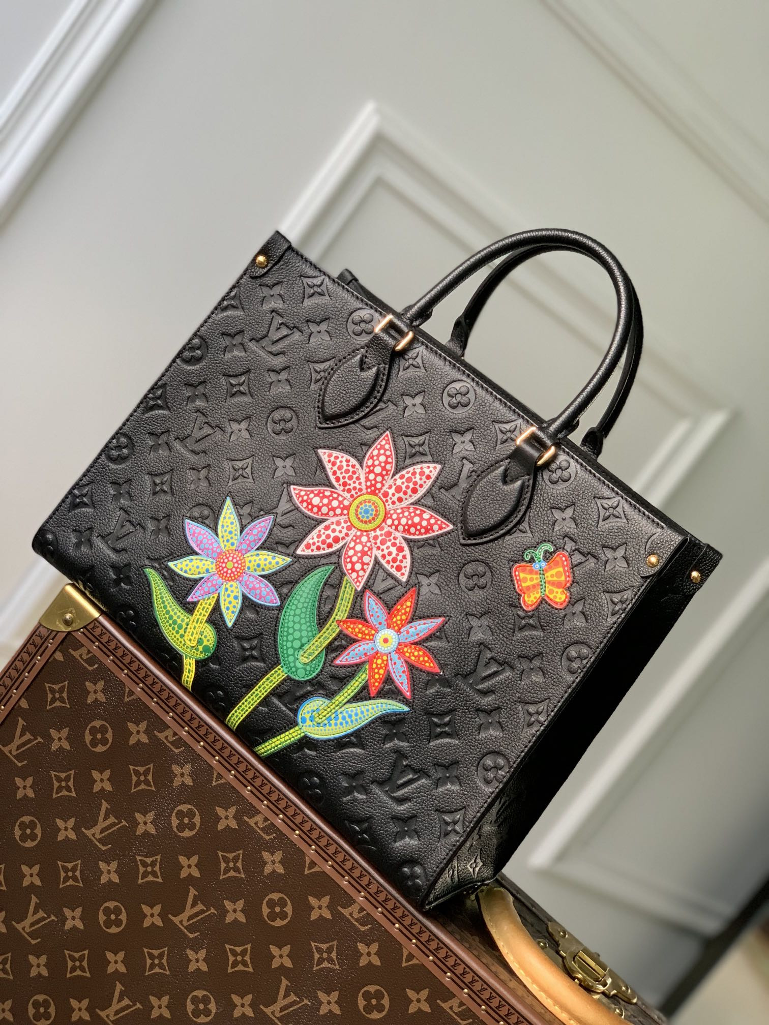 l0*is V*t0n x ykonthego handbag-35 x 27 x 14 cm