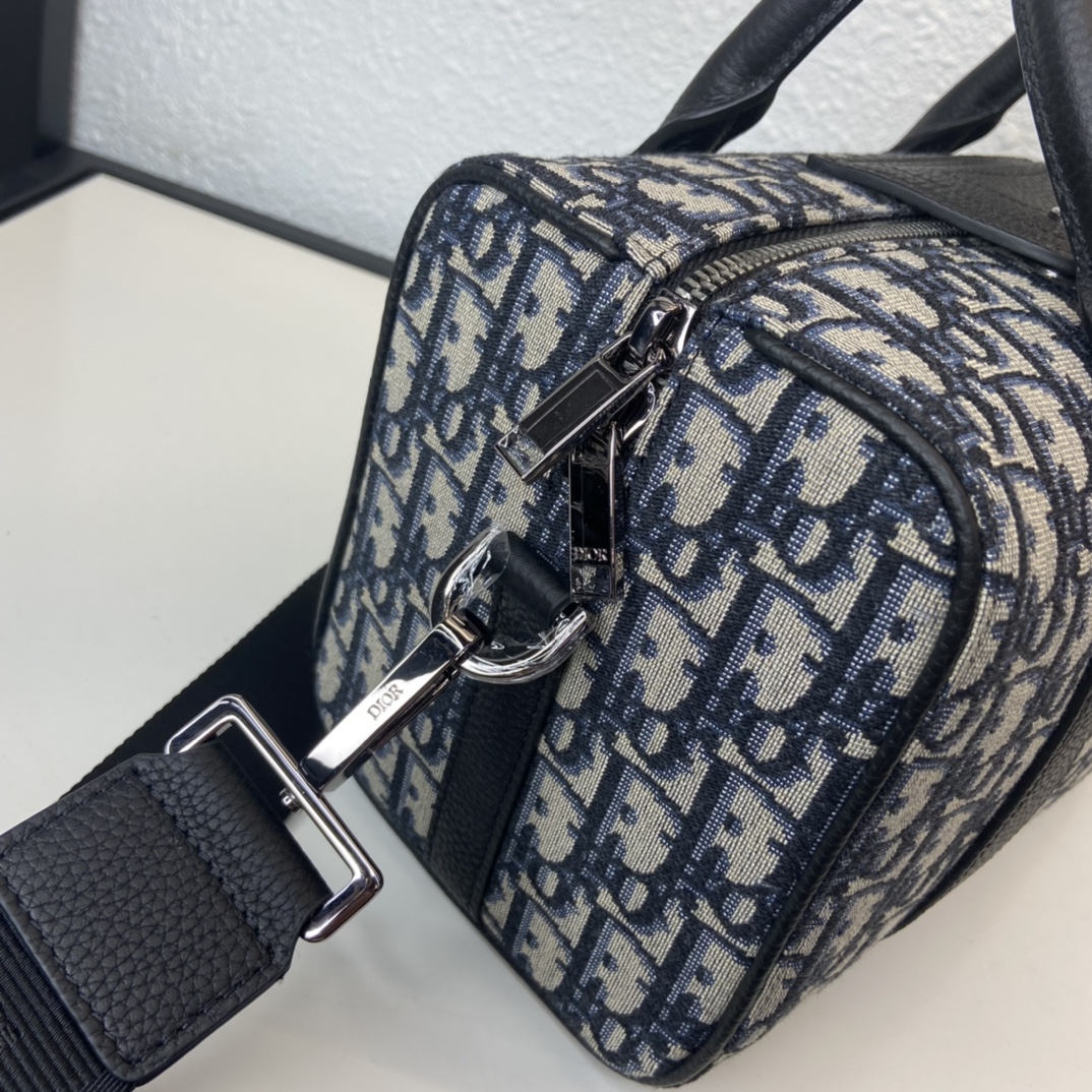 D*or oblique bag-26 x 16 x 14.5 cm