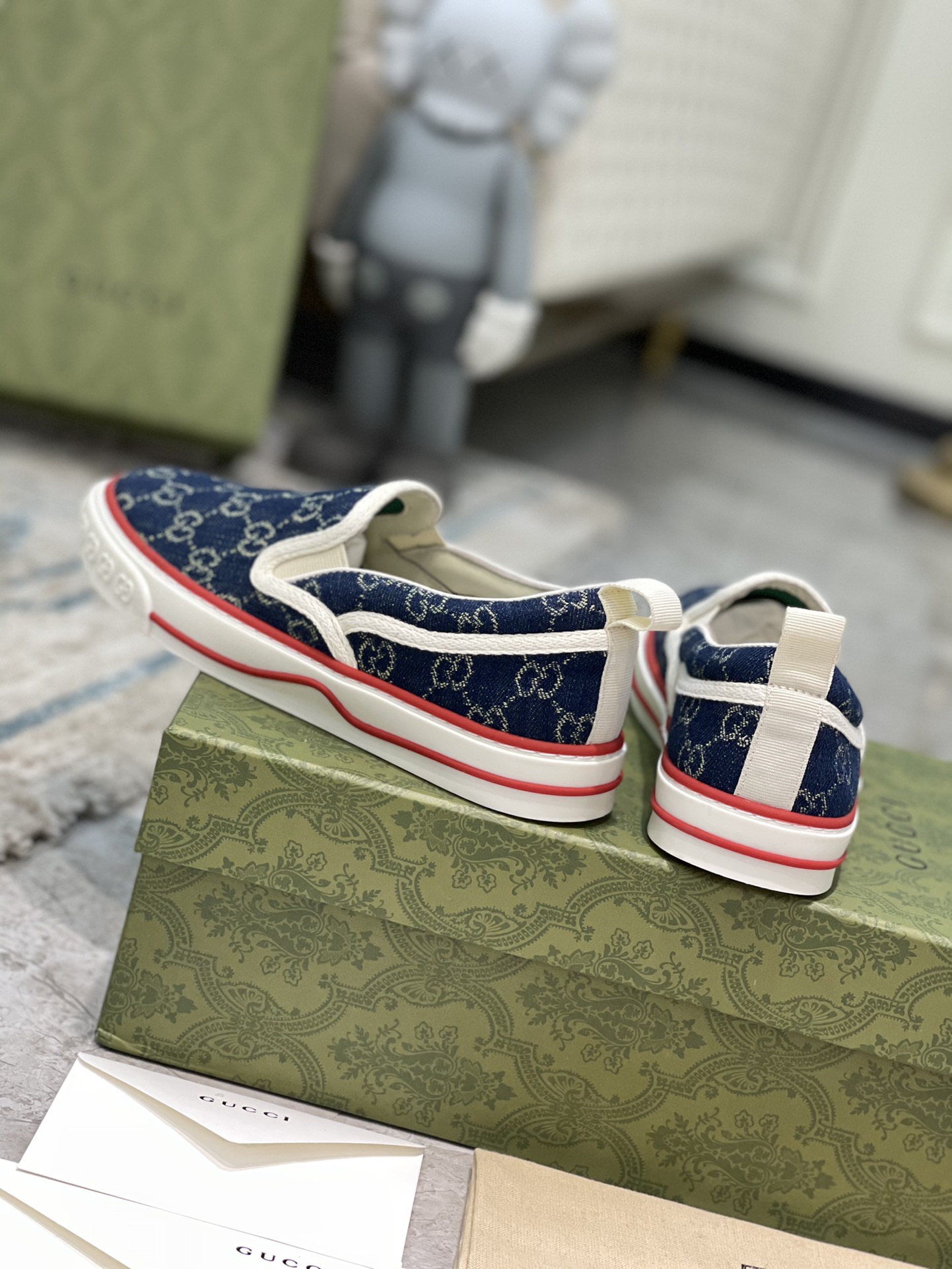G*u*i disney sneakers