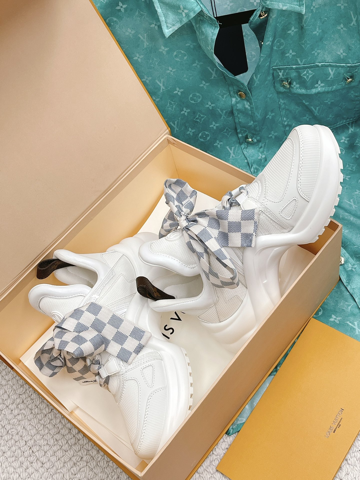 l0*is V*t0n archlight sneaker