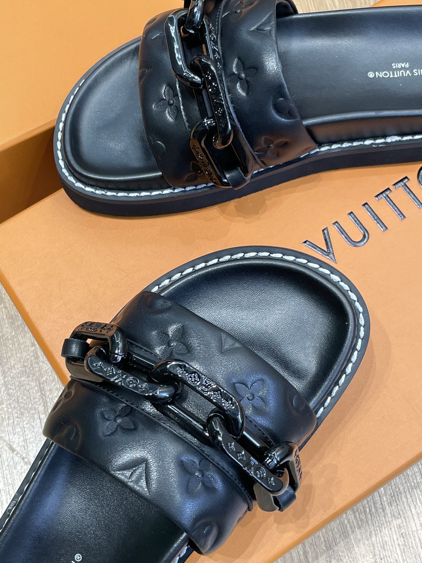l0*is V*t0n 2022ss sandals