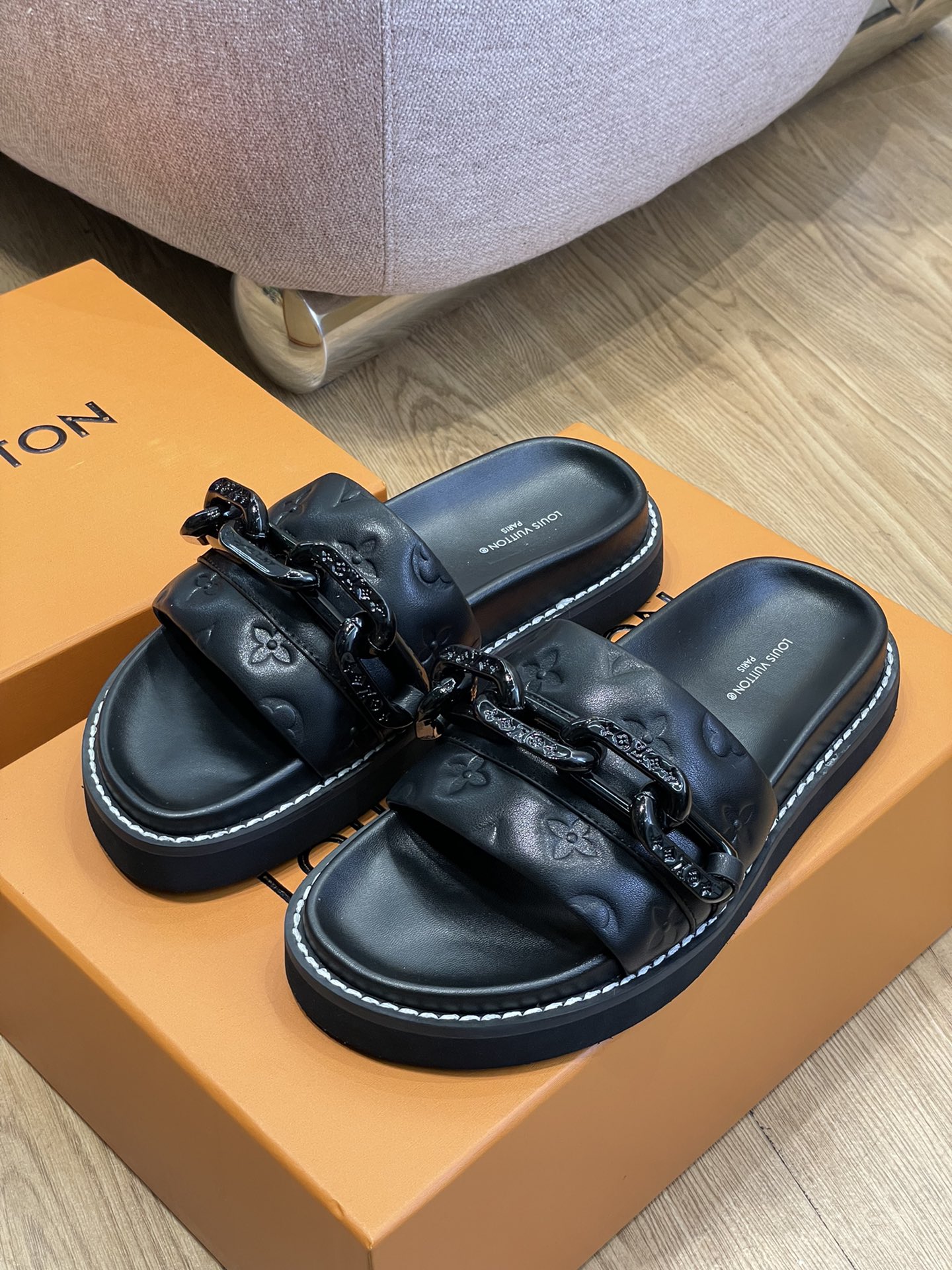 l0*is V*t0n 2022ss sandals