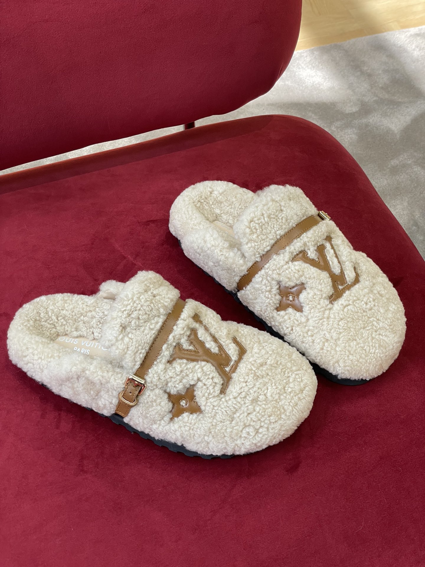 l0*is V*t0n winter break comfert sandals