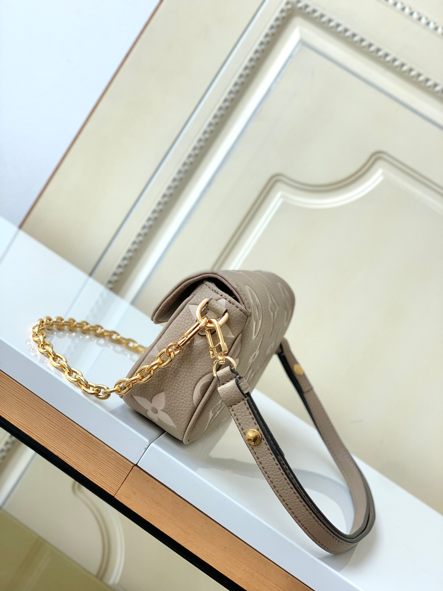 l0*is V*t0n wallet on chain ivy-23.5 x 12.0 x 4.3 cm