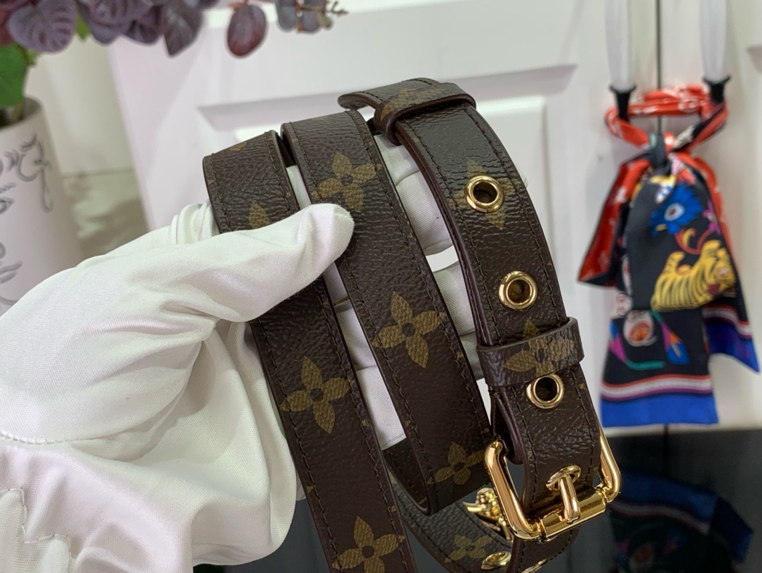l0*is V*t0n straps