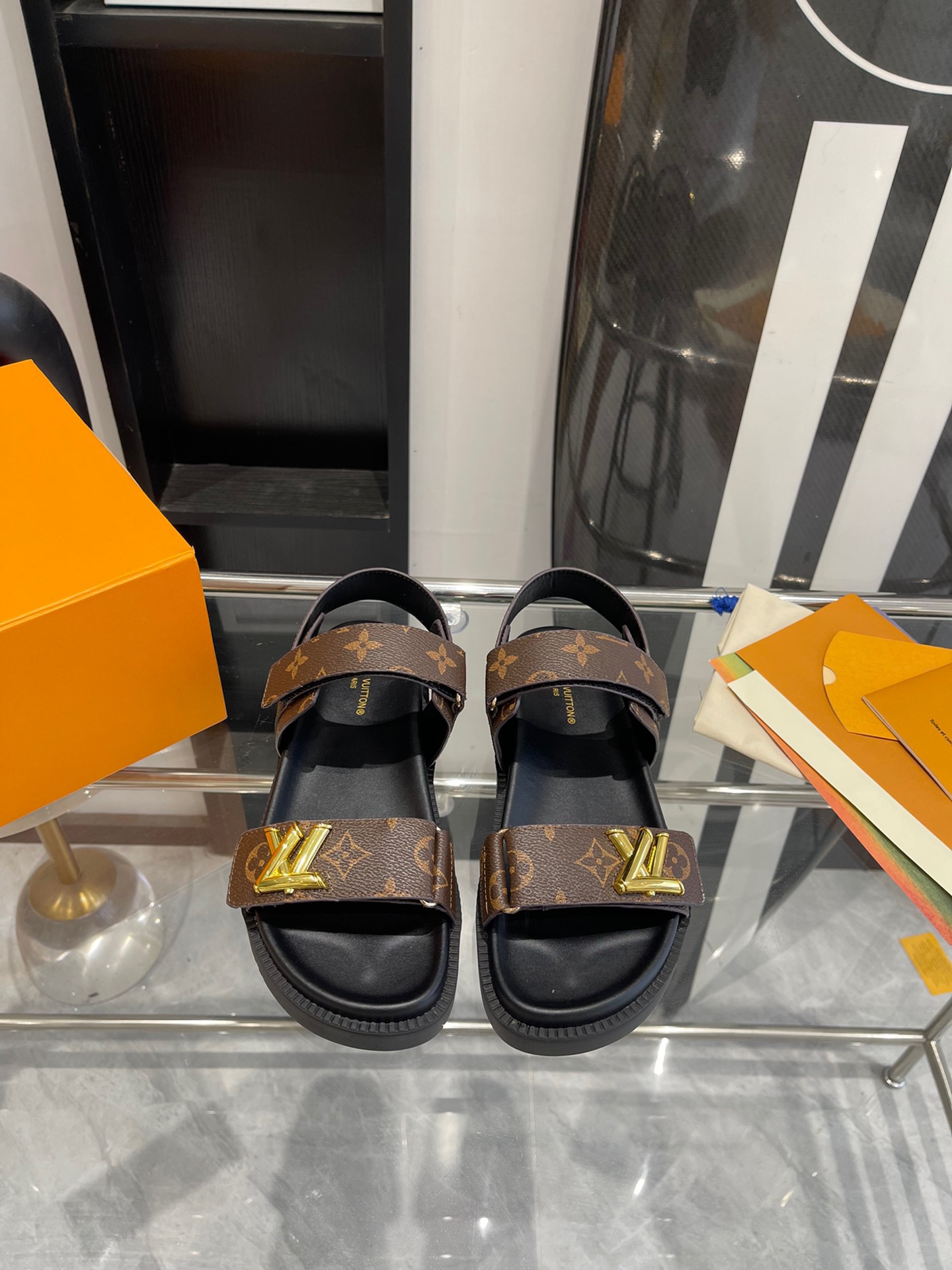 l0vis Vvtt0n sandals