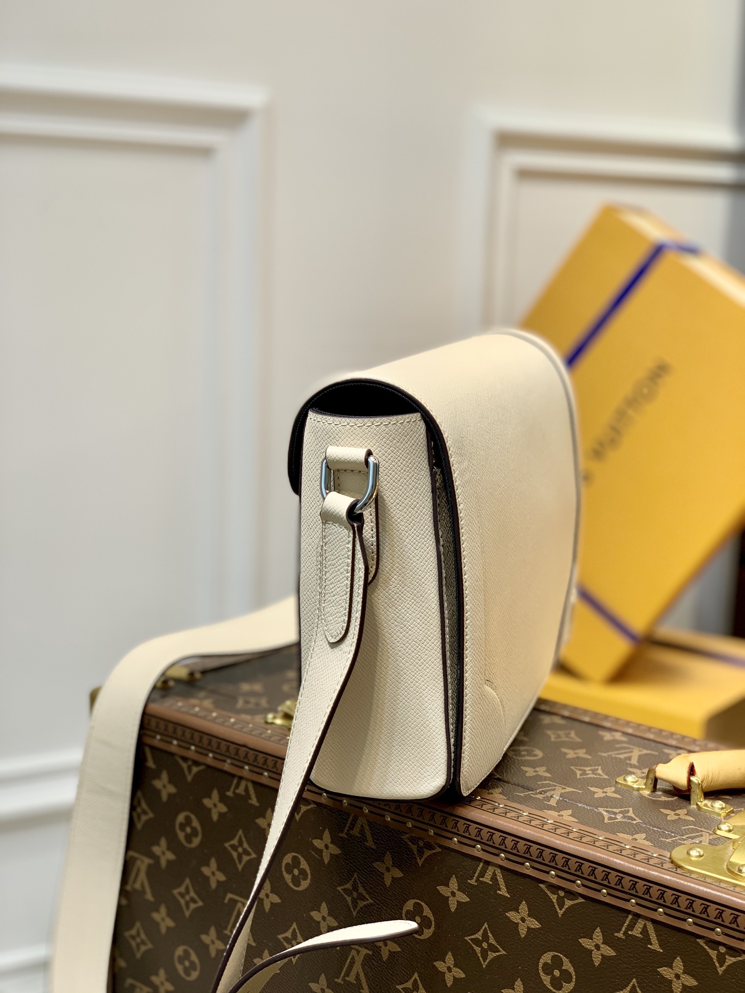 LV New Flap-M30807-28.3 x 18.3 x 4.3CM