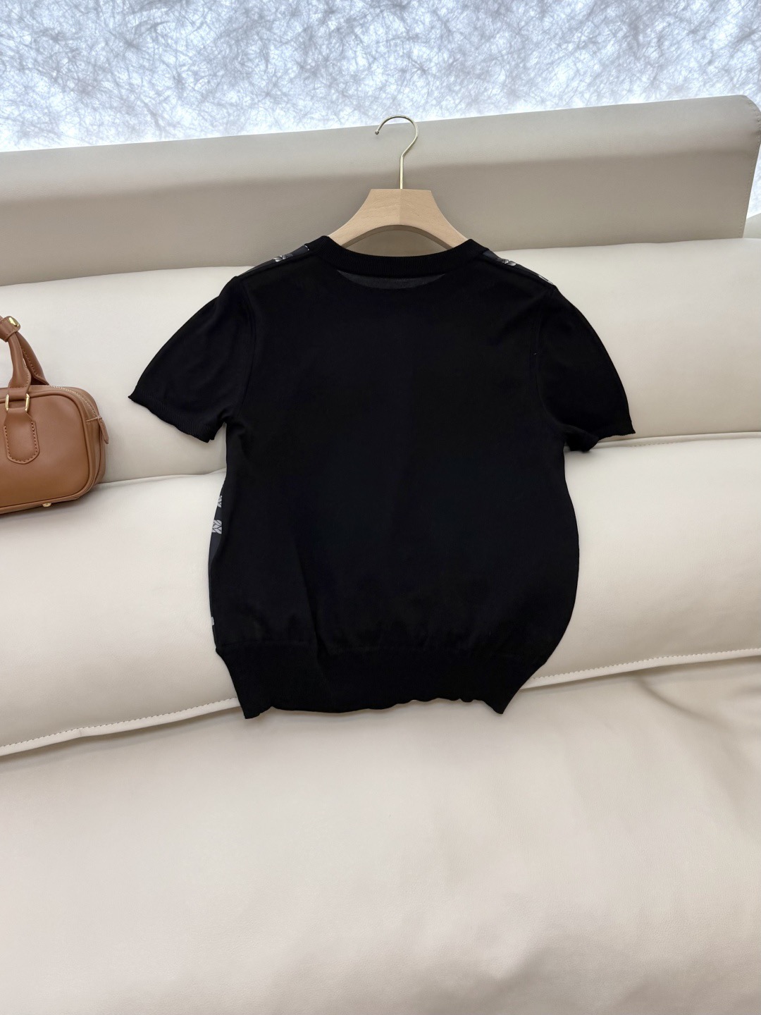 H**me5 knit top