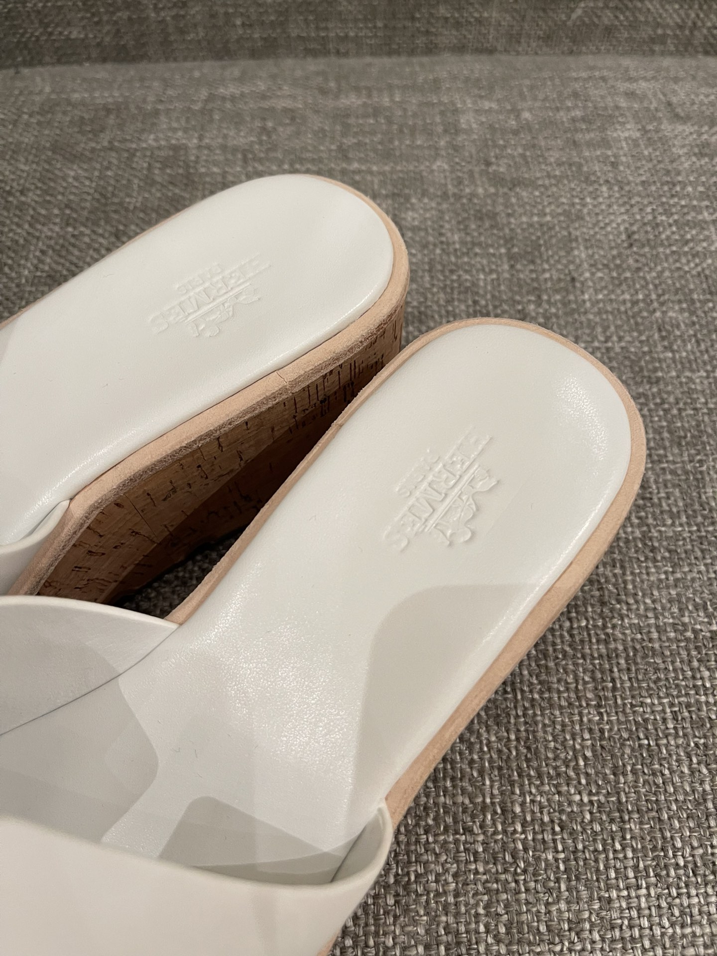 H**mes slippers