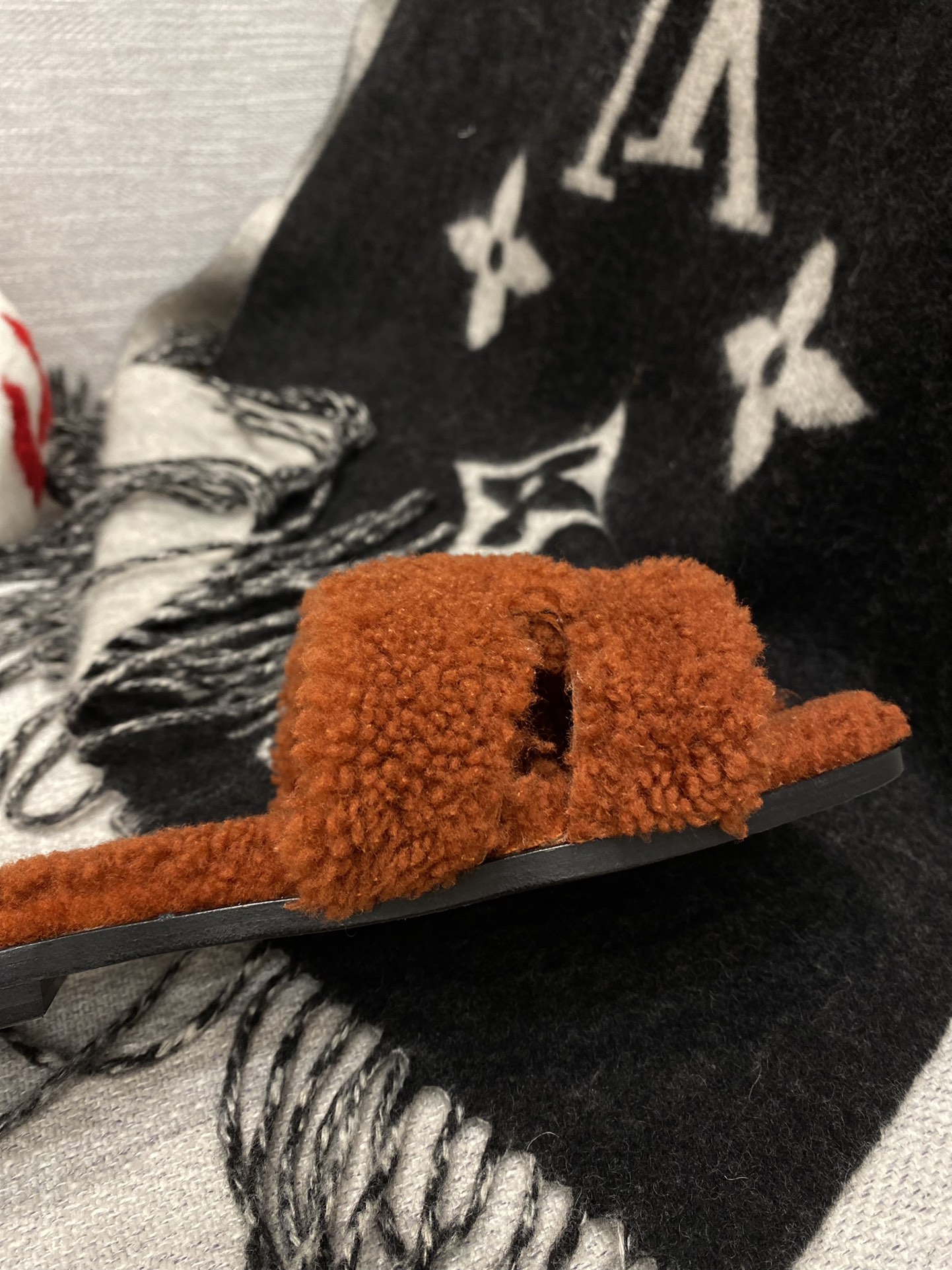 H**mes sandals