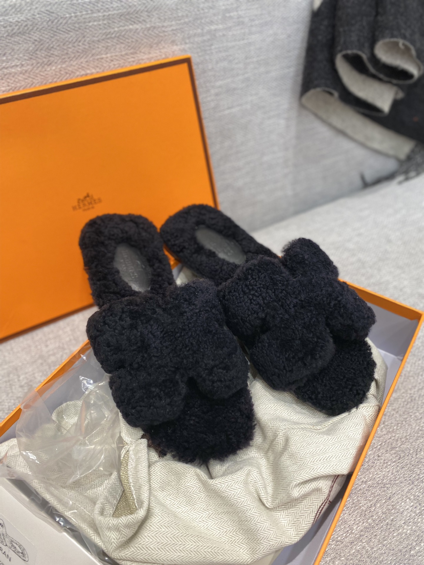 H**mes sandals