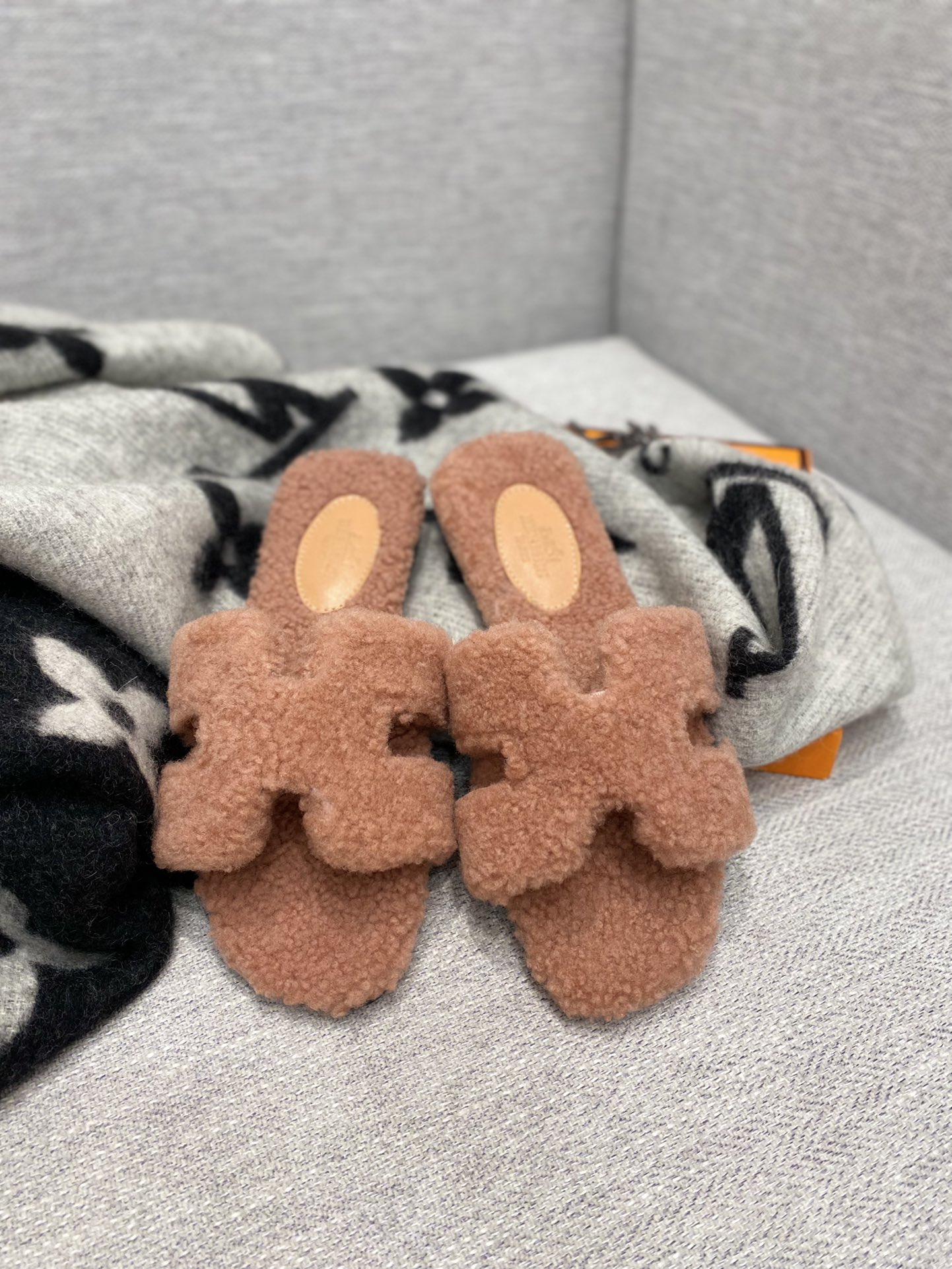 H**mes sandals