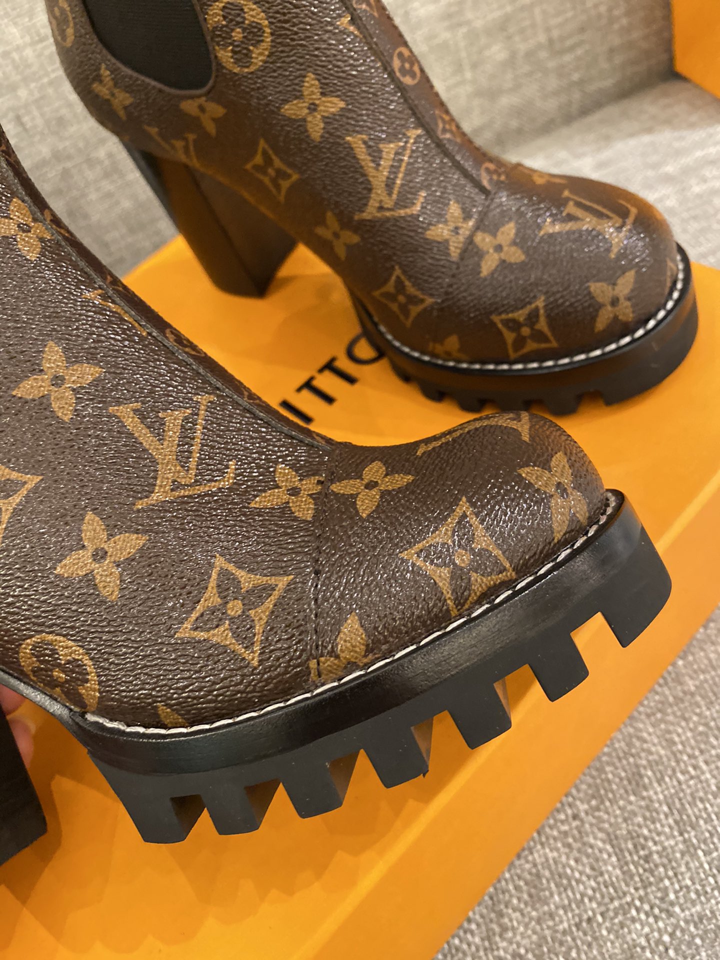 l0*is V*t0n boots