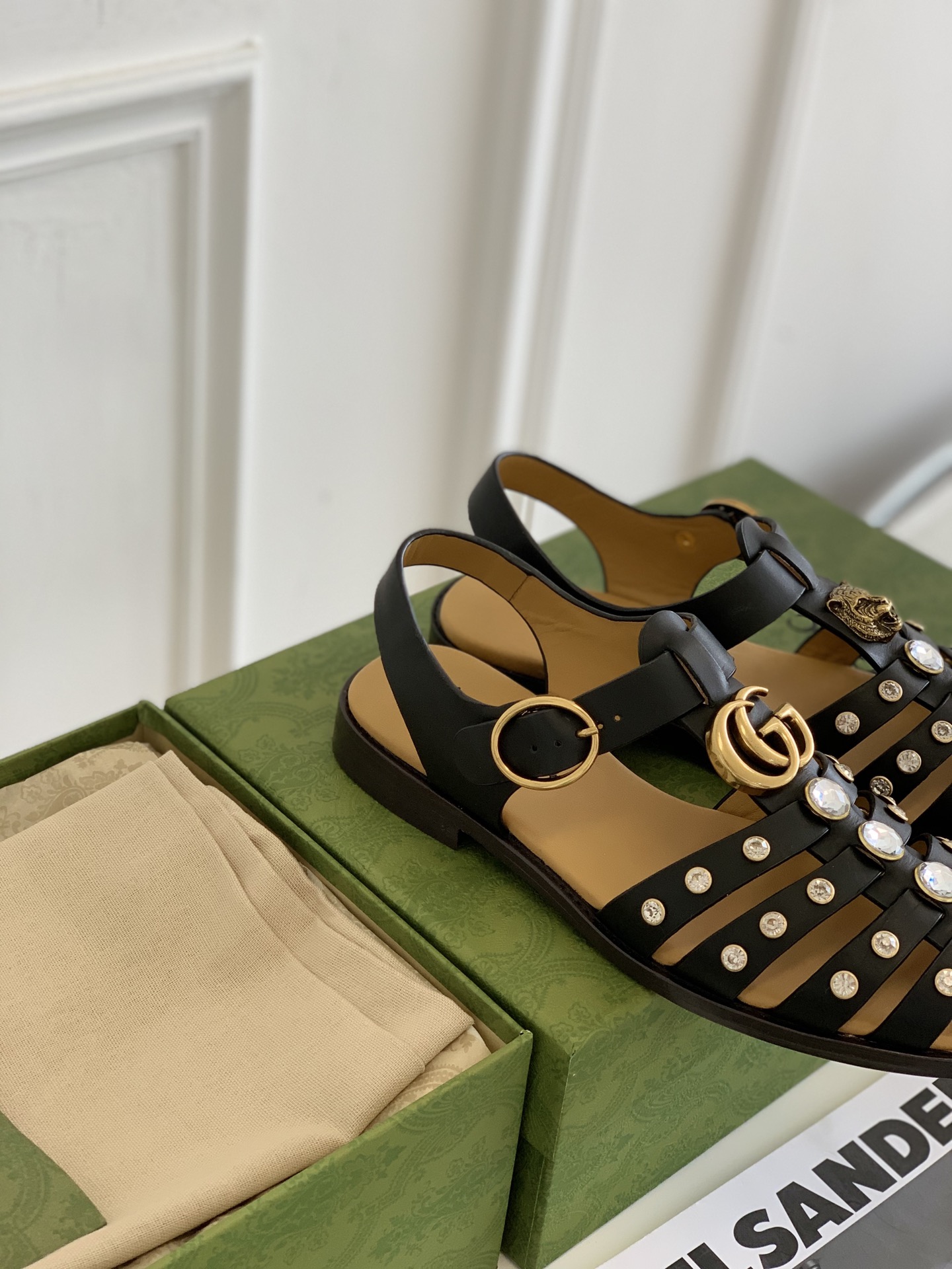 G*u*i sandals