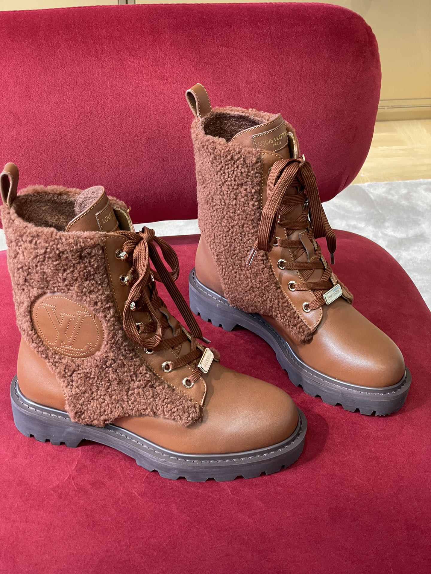 l0*is V*t0n boots