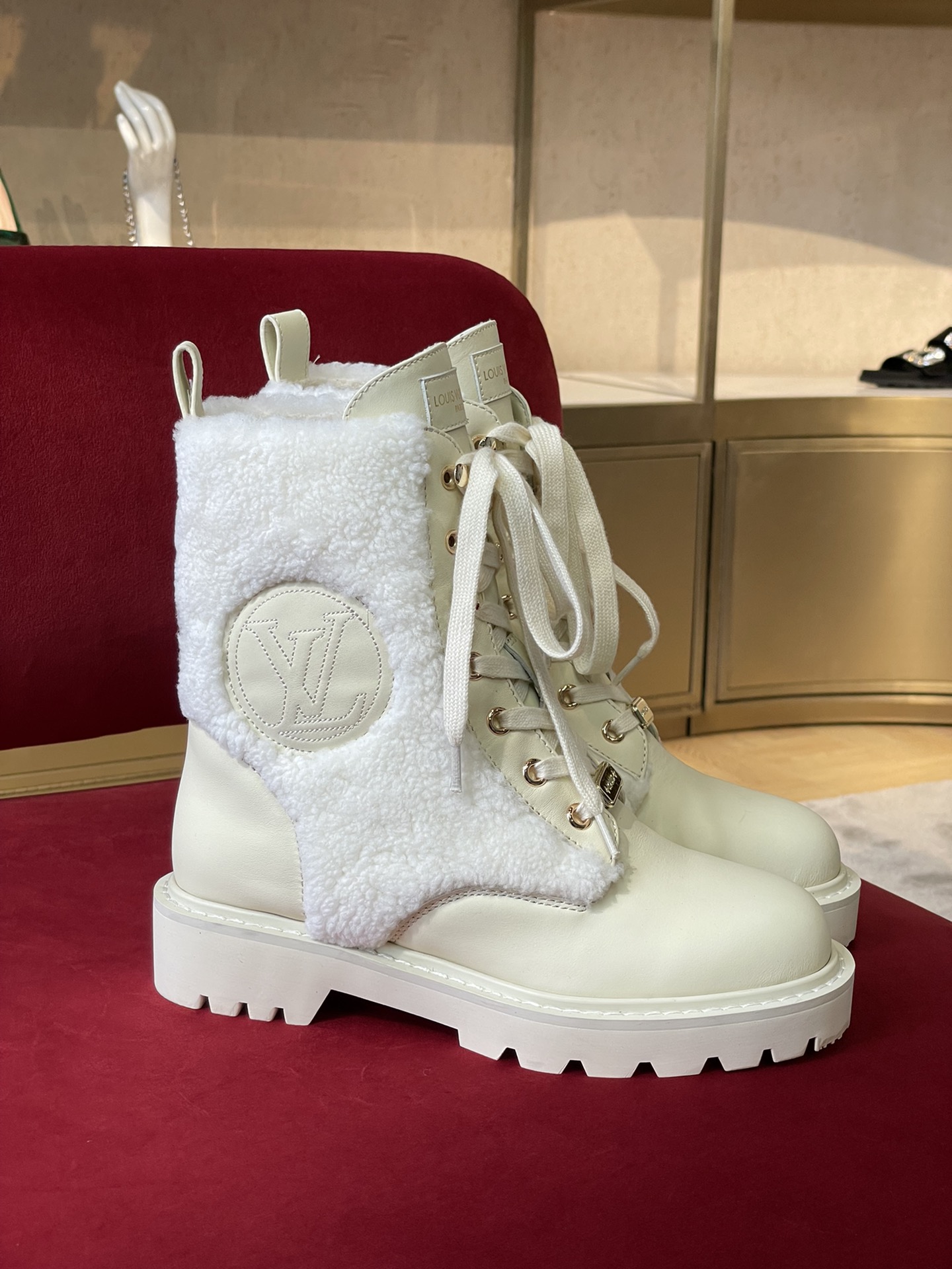 l0*is V*t0n boots