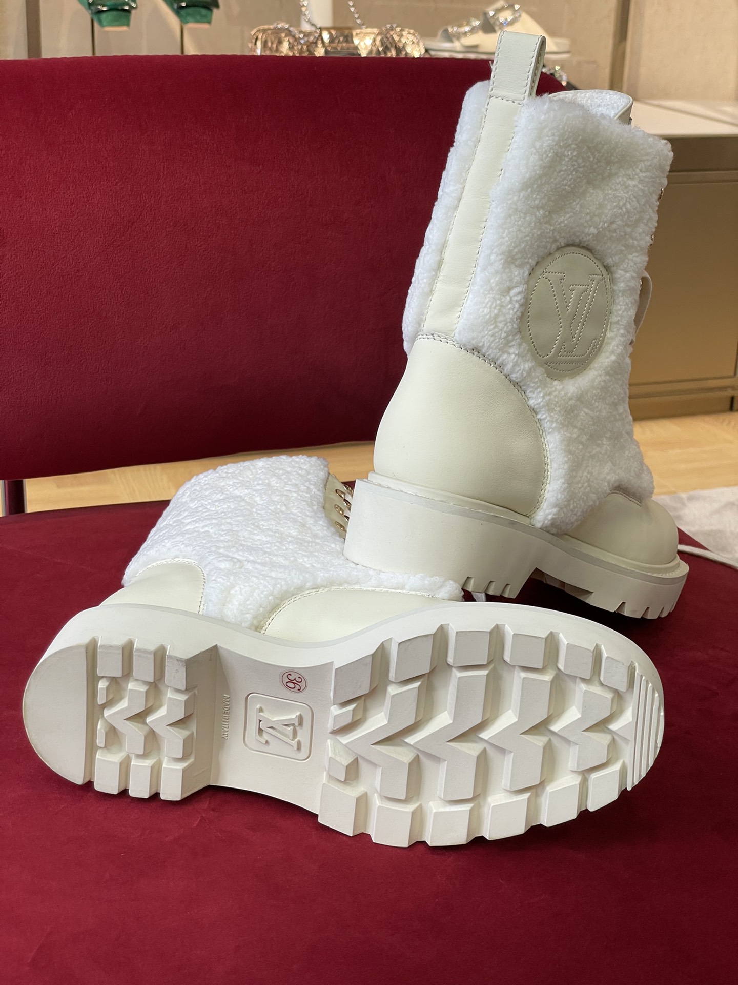 l0*is V*t0n boots