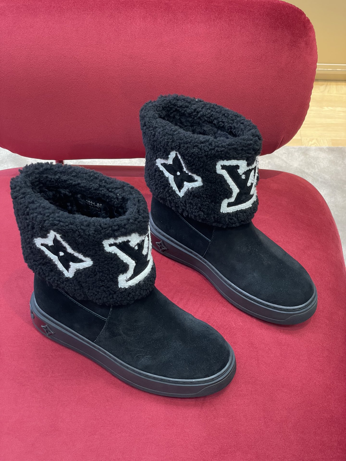 l0*is V*t0n boots
