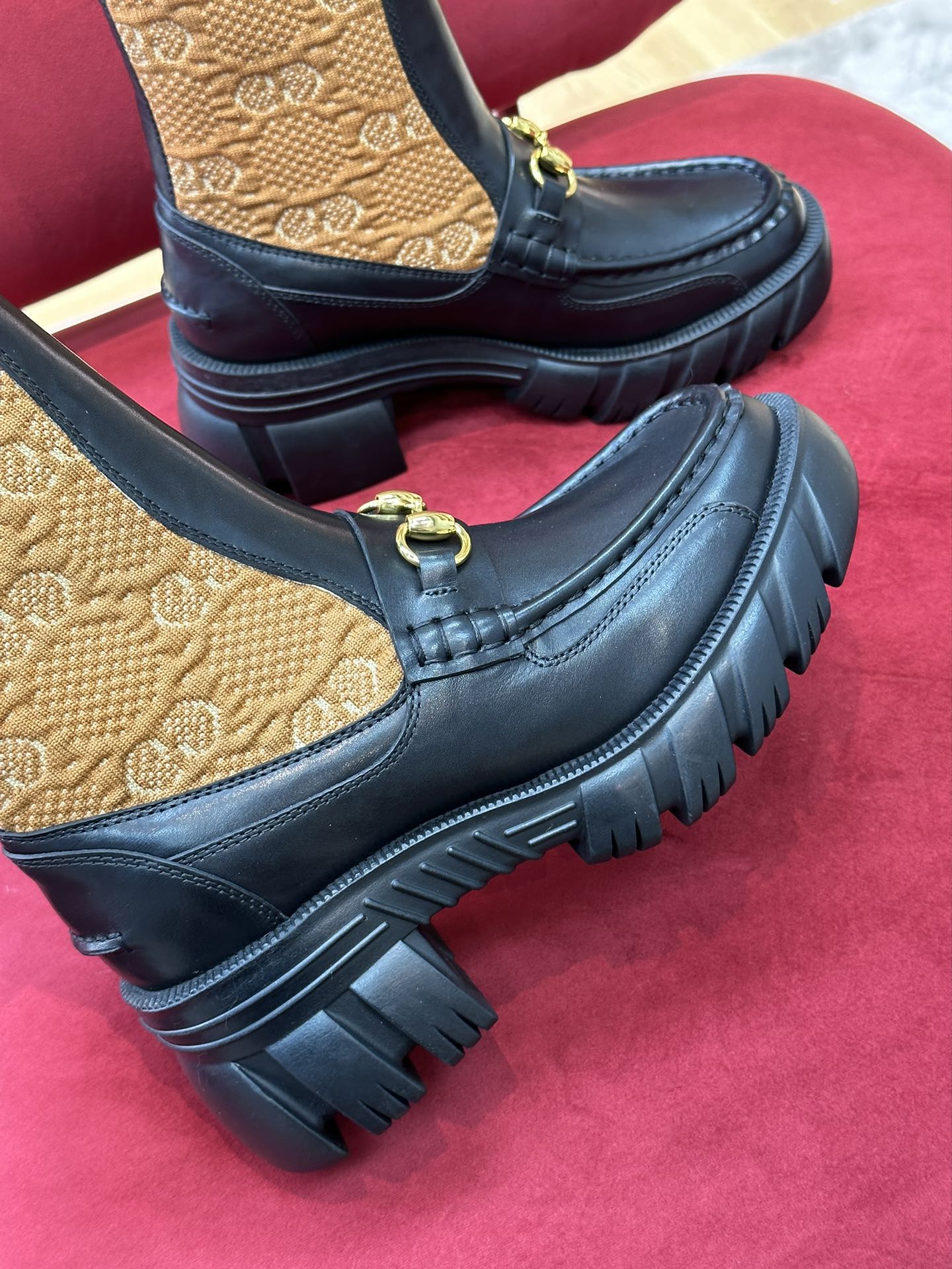 G*u*i boots