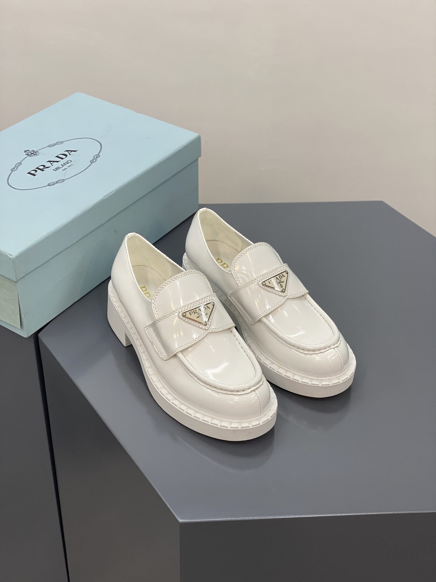 Pra*a loafers 2022ss