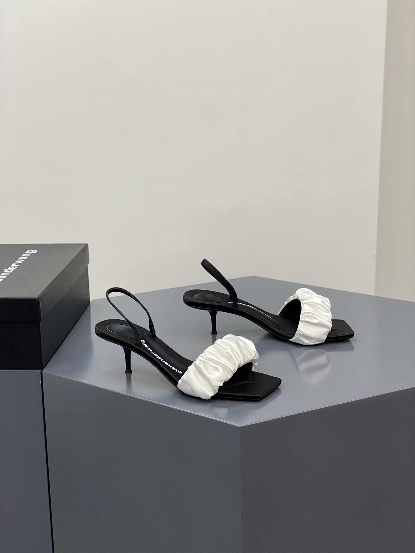 A1exa*der heels