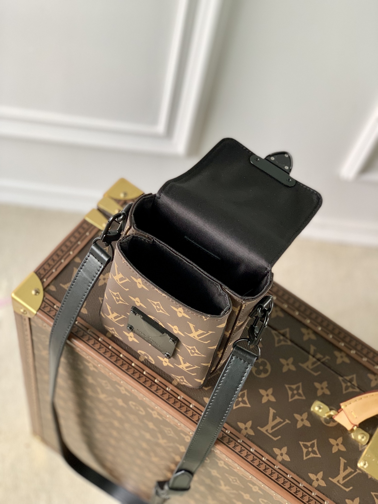 l0*is V*t0n s-lock vertical wearable handbag-12*19*7cm