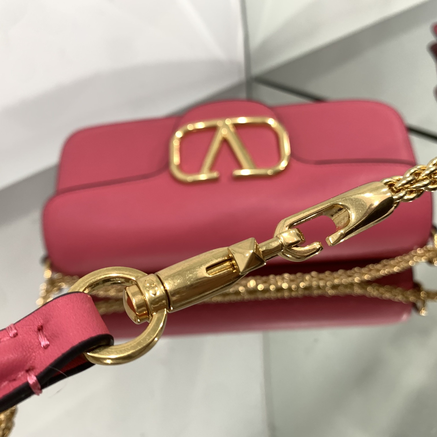 Va1e*ntin0 garavani locò shoulder bbag in calfskin with metallic vlogo-27*13*6cm