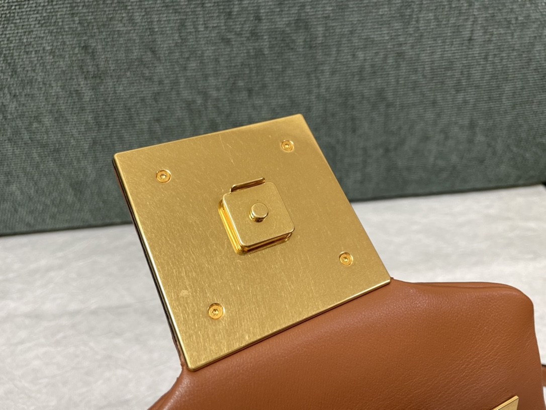 valentin0 Va1e*ntin0 one stud-20x13x8.5cm