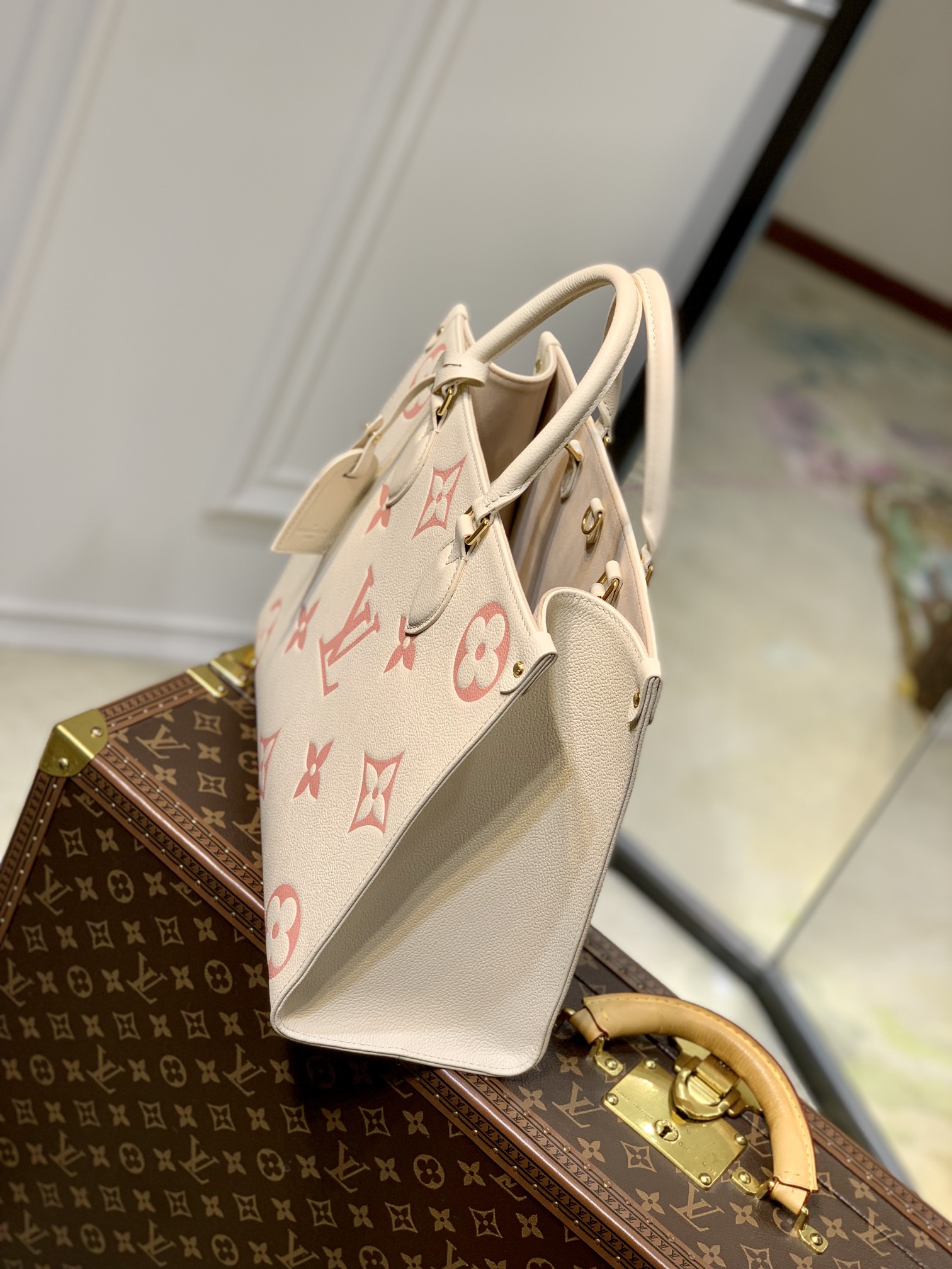 l0*is V*t0n x ykonthego handbag-35 x 27 x 14 cm