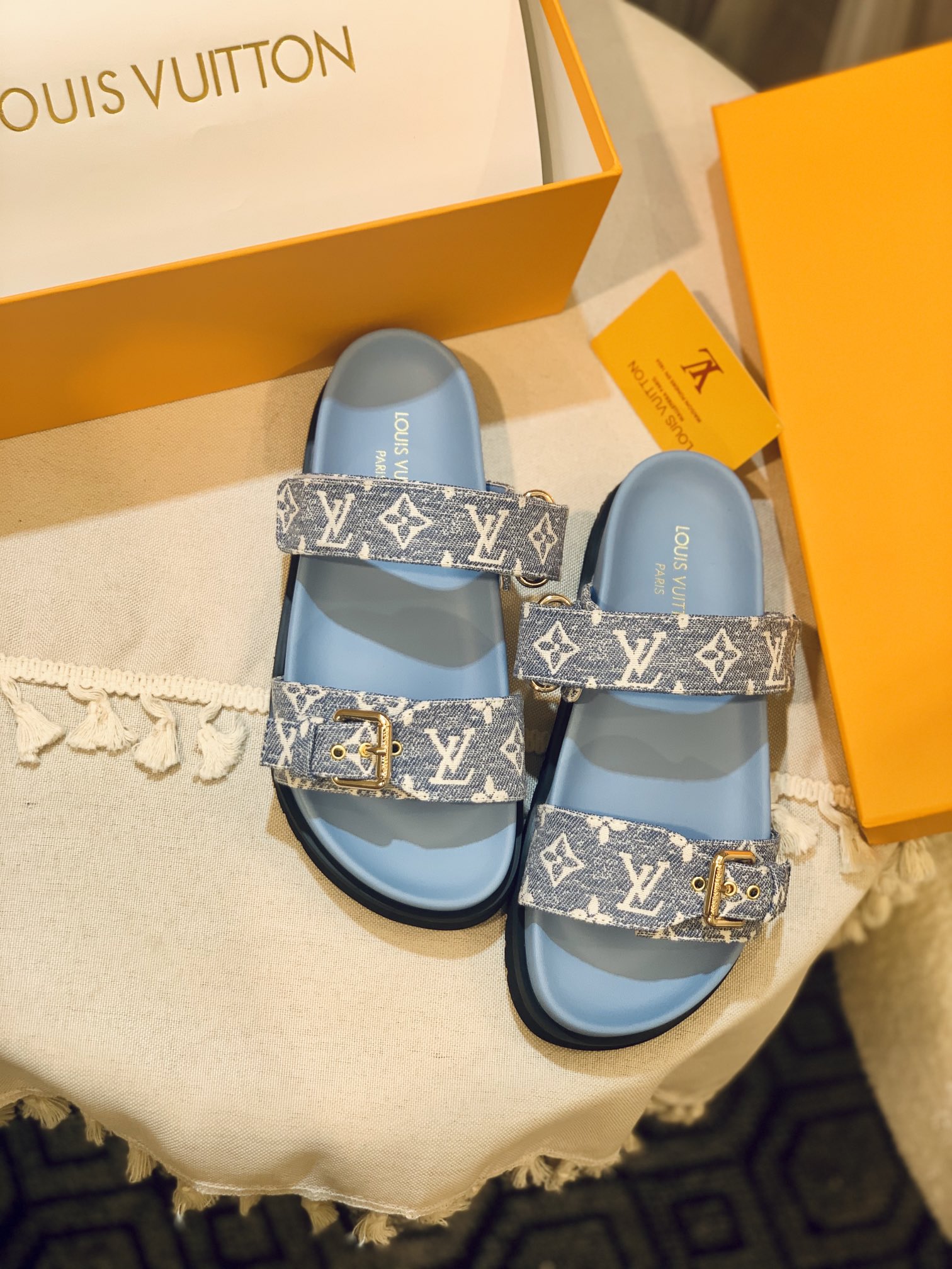 l0*is V*t0n sandals