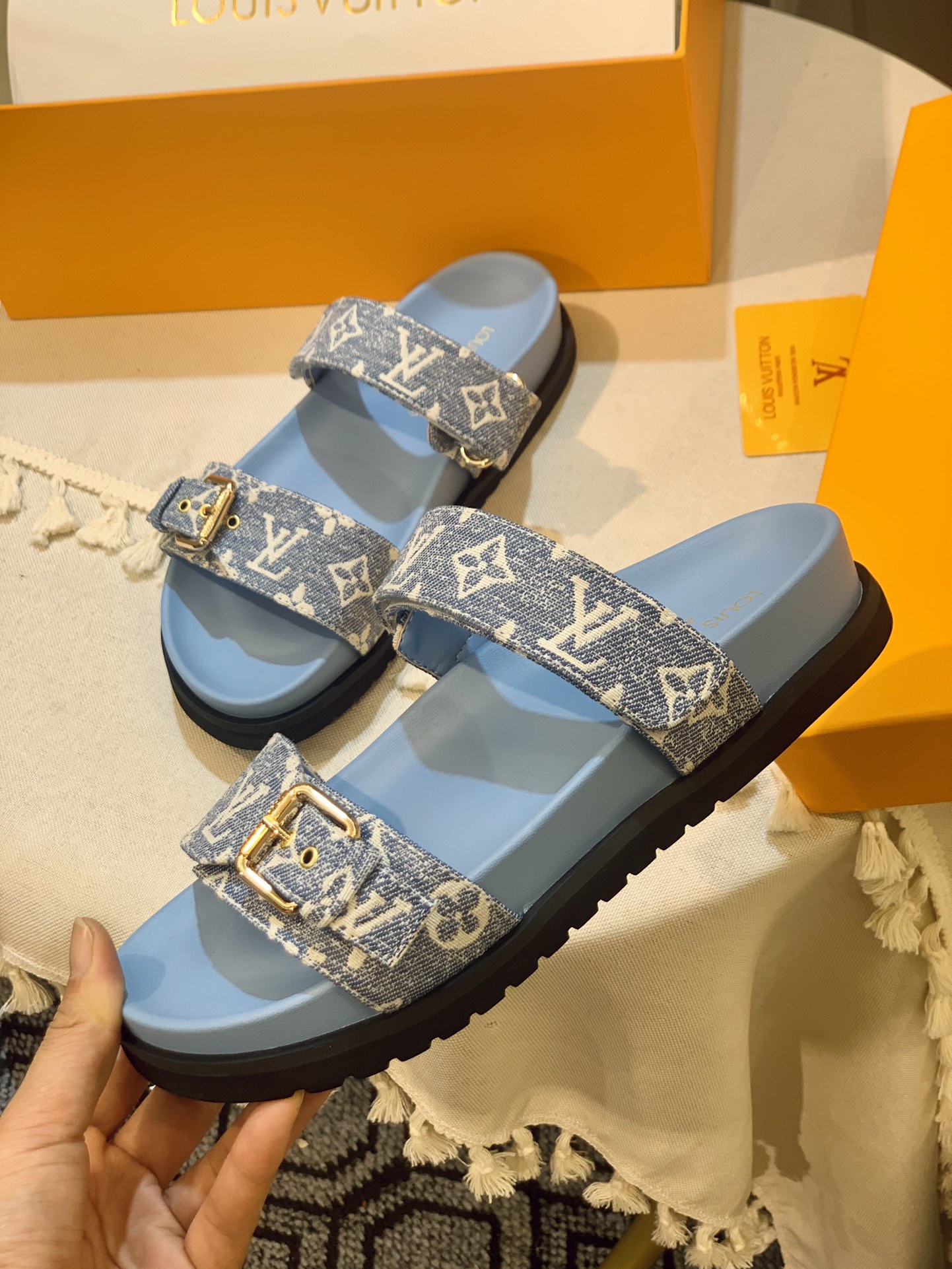 l0*is V*t0n sandals