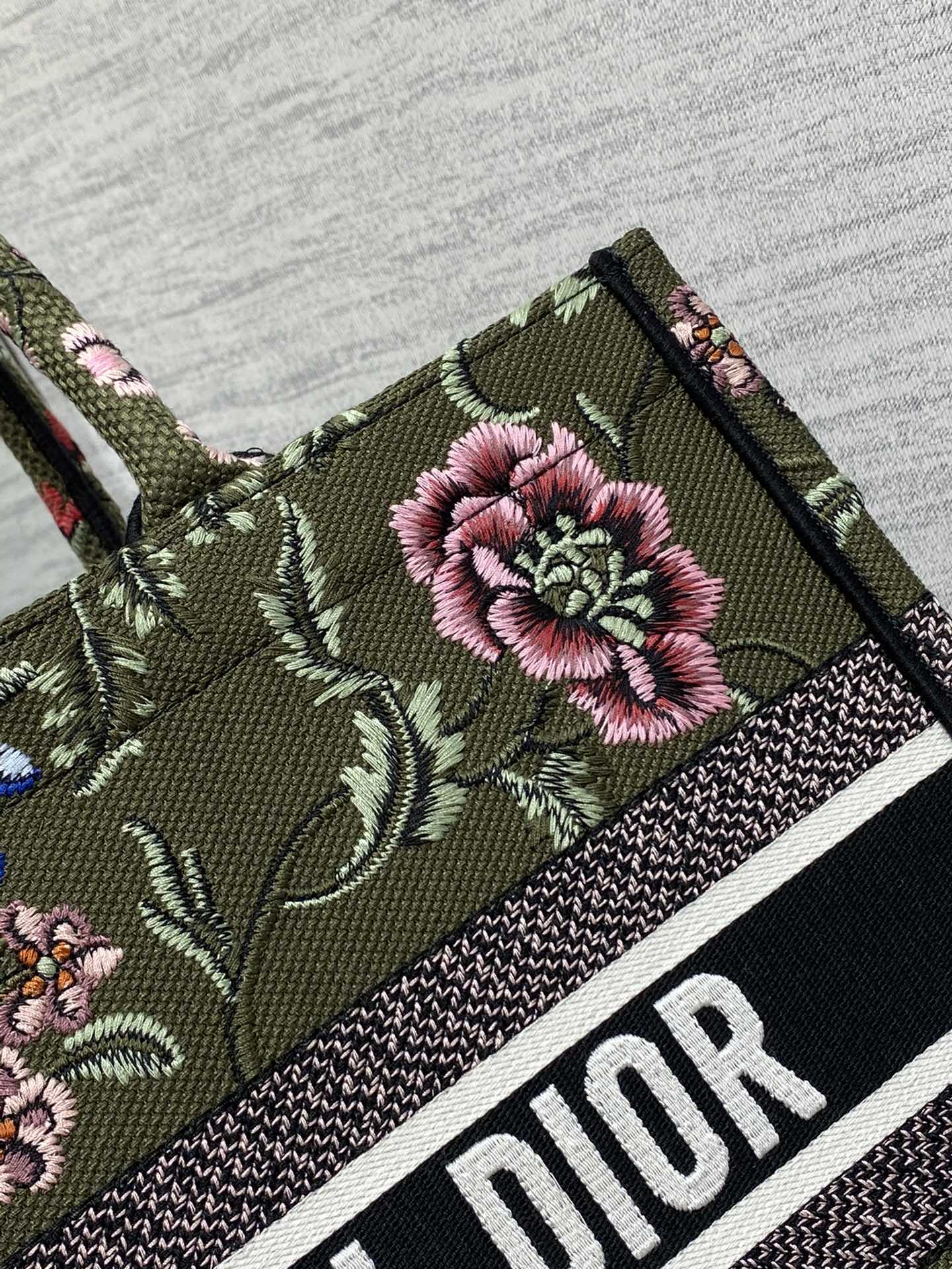 D*or book tote