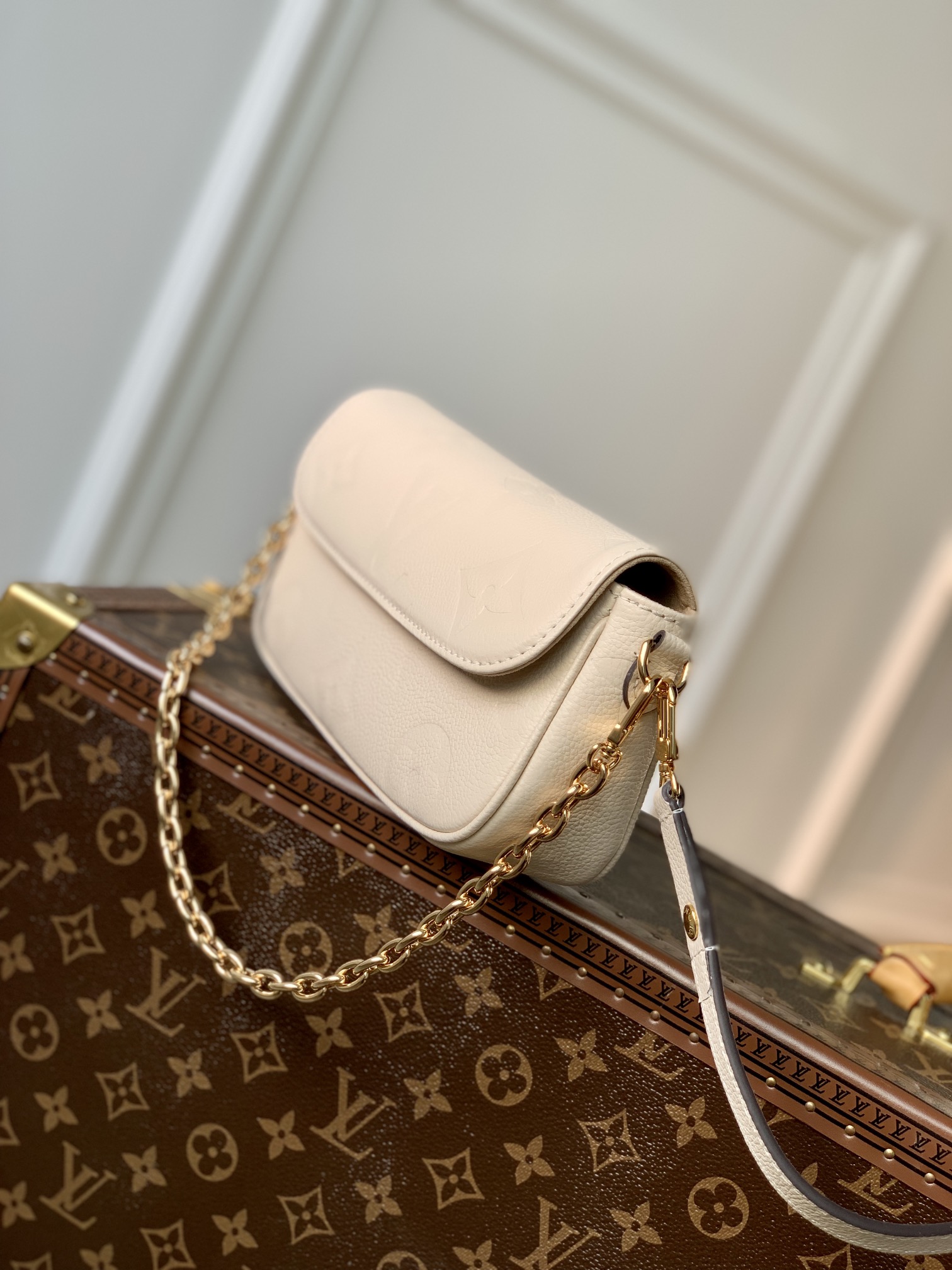l0*is V*t0n wallet on chain ivy-23.5 x 12.0 x 4.3 cm