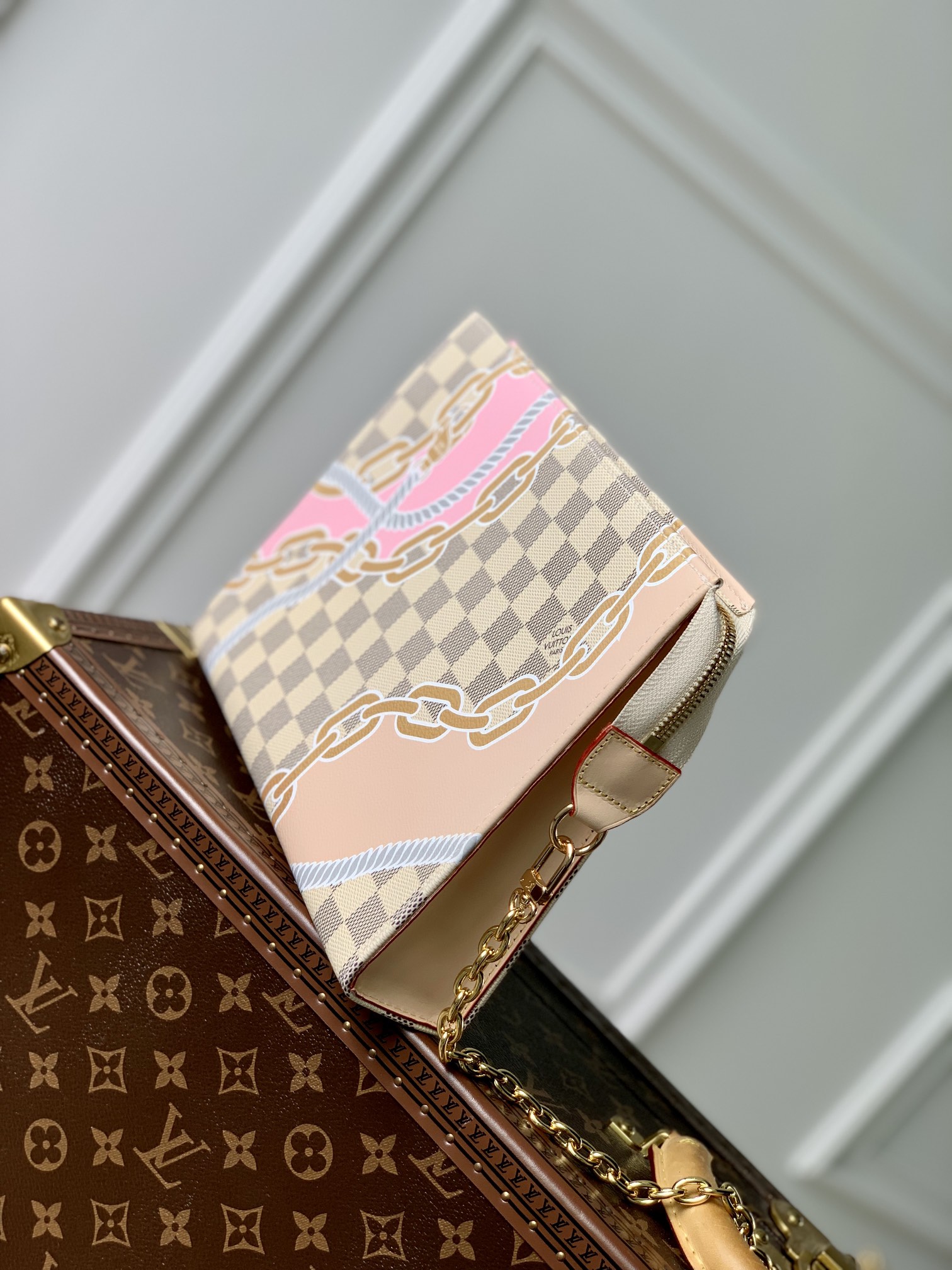 l0*is V*t0n toiletry pouch on chain-25 x 20 x 5.5cm
