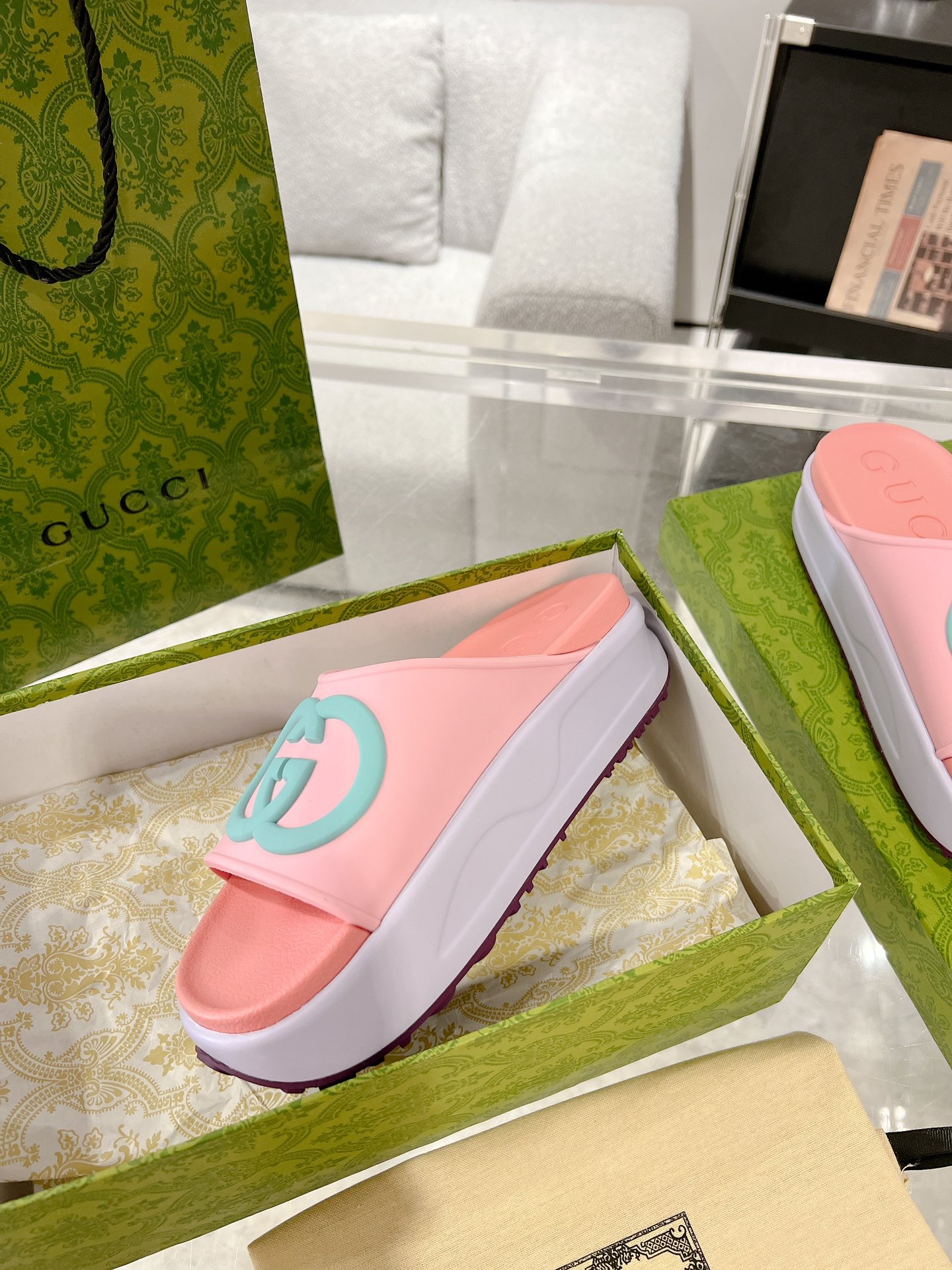 G*u*i slides -5cm