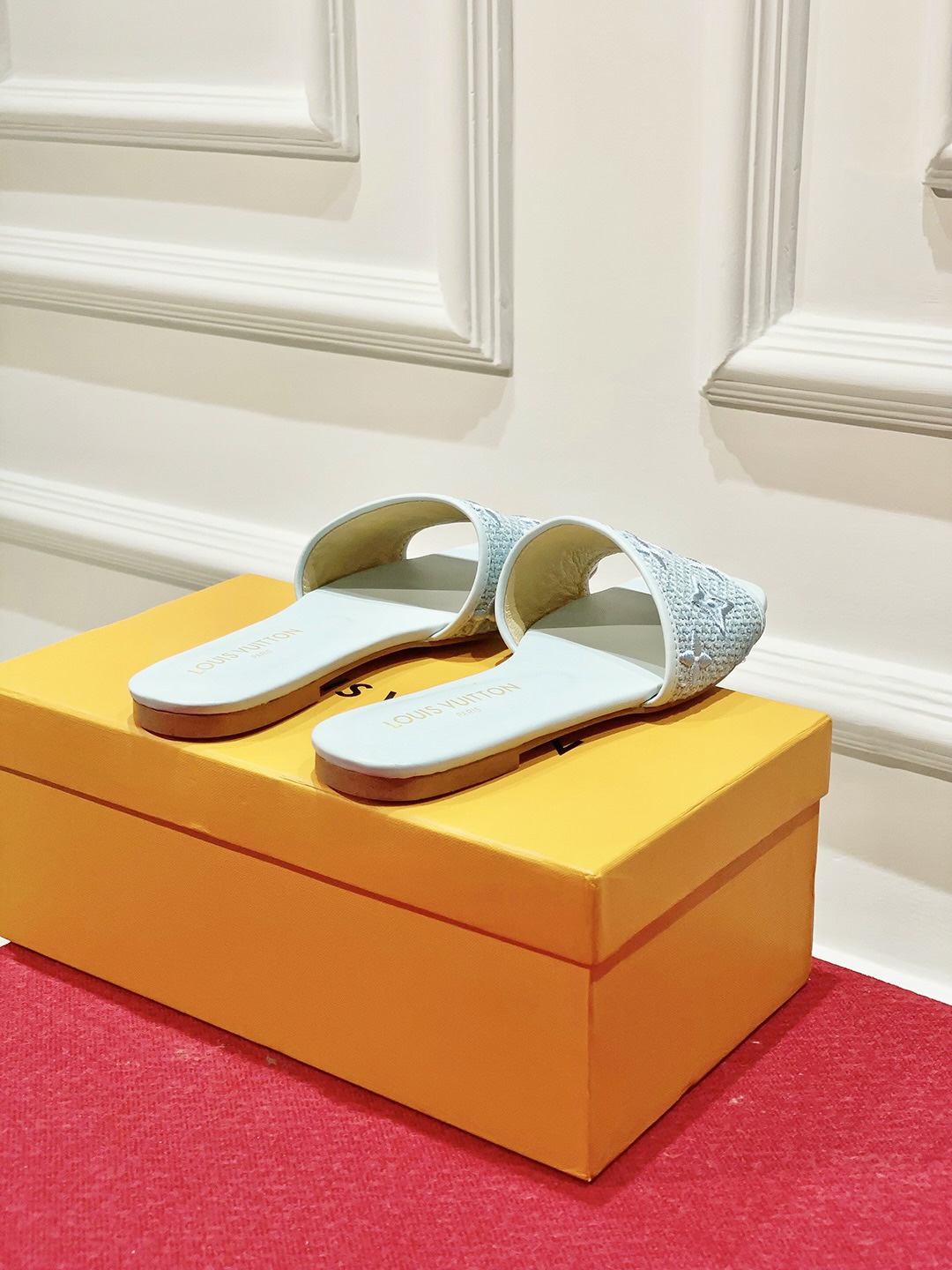 l0*is V*t0n slippers
