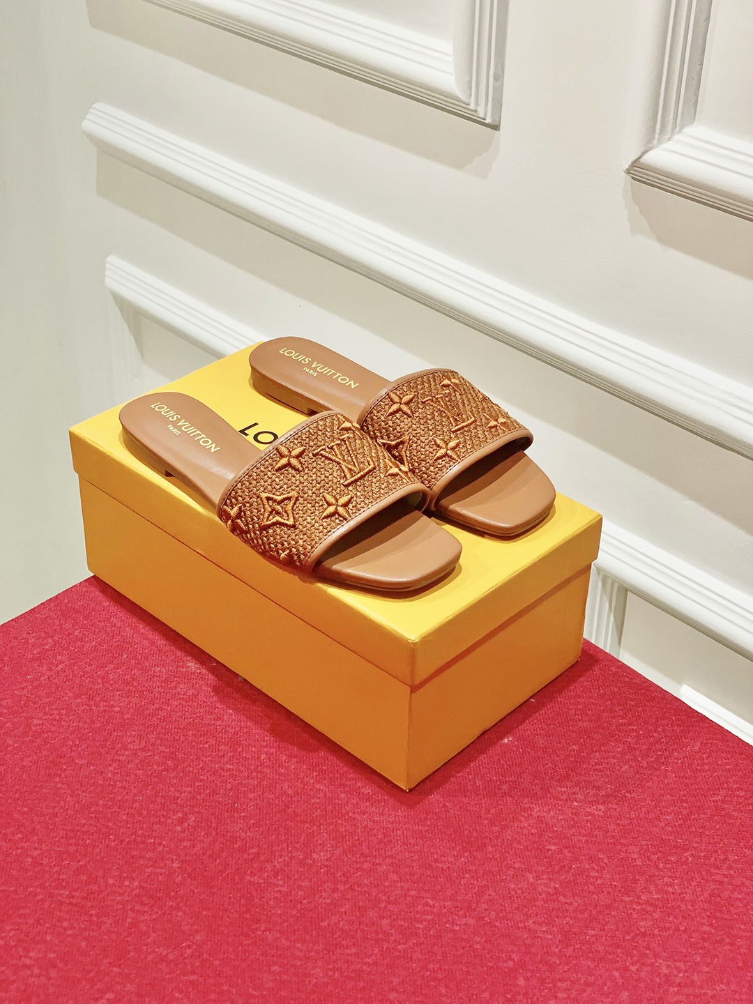 l0*is V*t0n slippers
