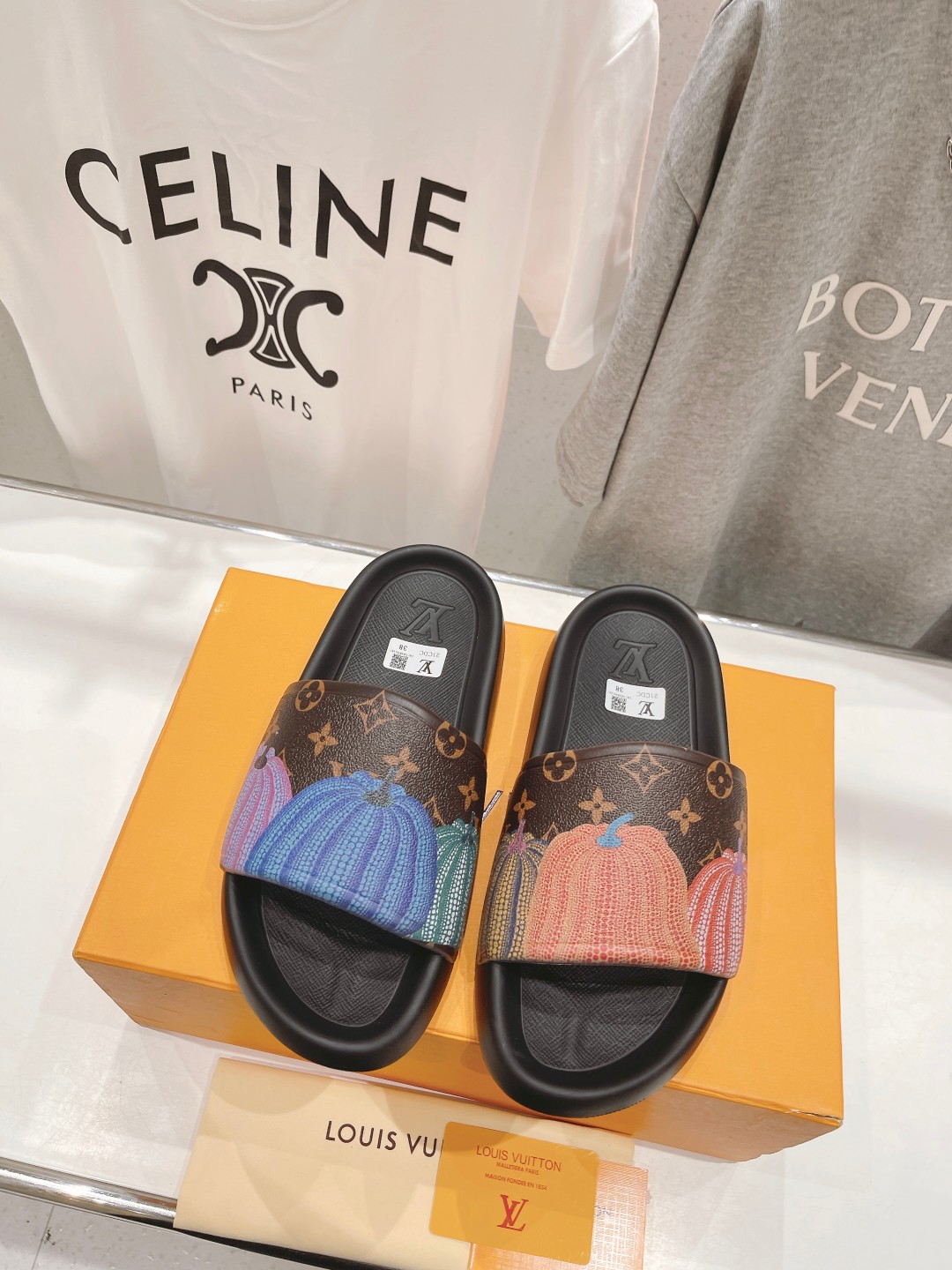 l0*is V*t0n slippers